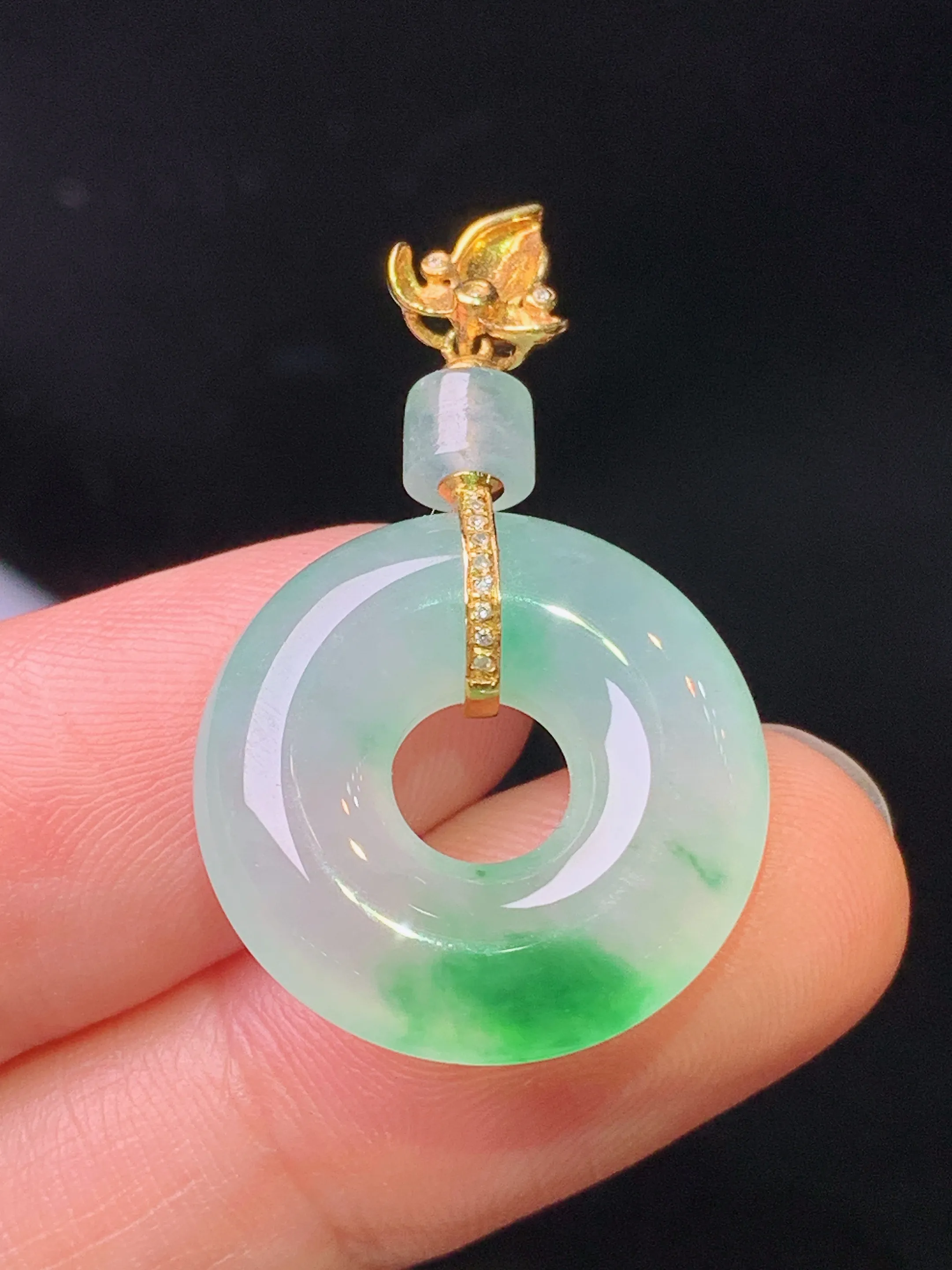 18k金镶嵌飘绿平安环吊坠 玉质细腻 水润亮眼 色泽艳丽 整体尺寸31.8*19.6*5.2