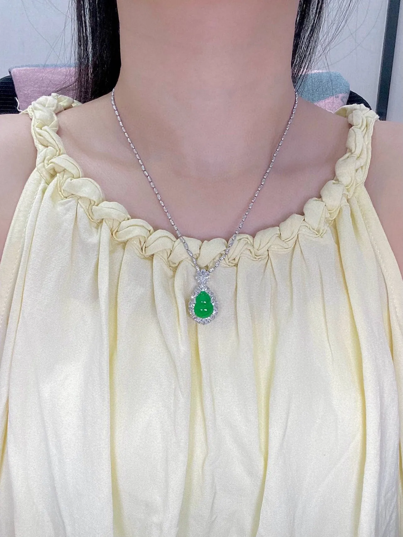 【冰种满绿葫芦吊坠】种水色俱全，冰透闪亮，通透感饱满度很好，18k金钻豪华镶嵌，裸石尺寸14.8*10.5*4.1毫米