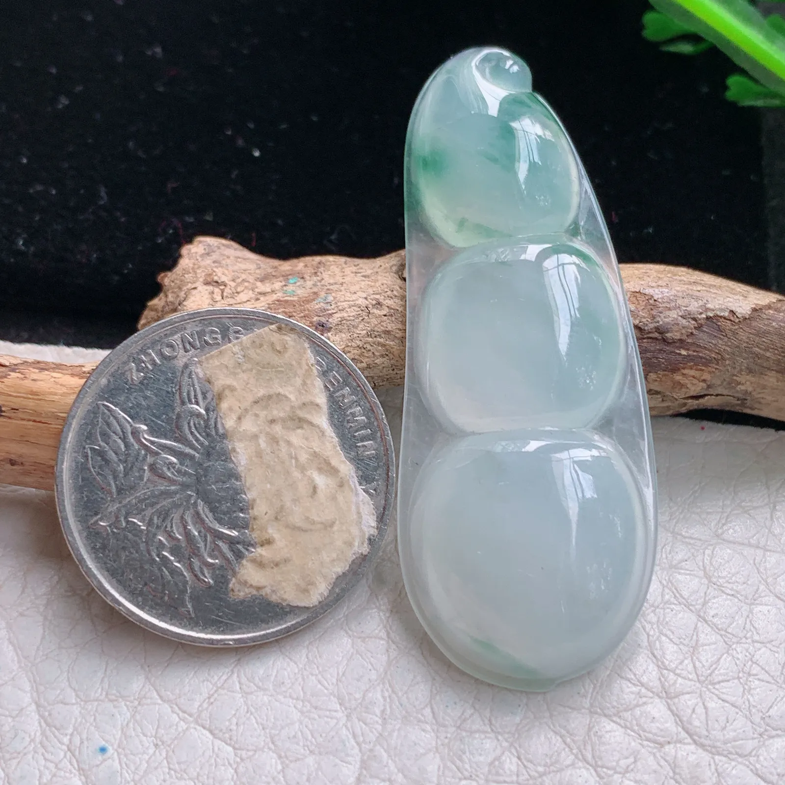 gp实拍49.2*19*5.5翡翠a货精雕冰飘绿花平安豆 四季豆玉吊坠 玉挂件