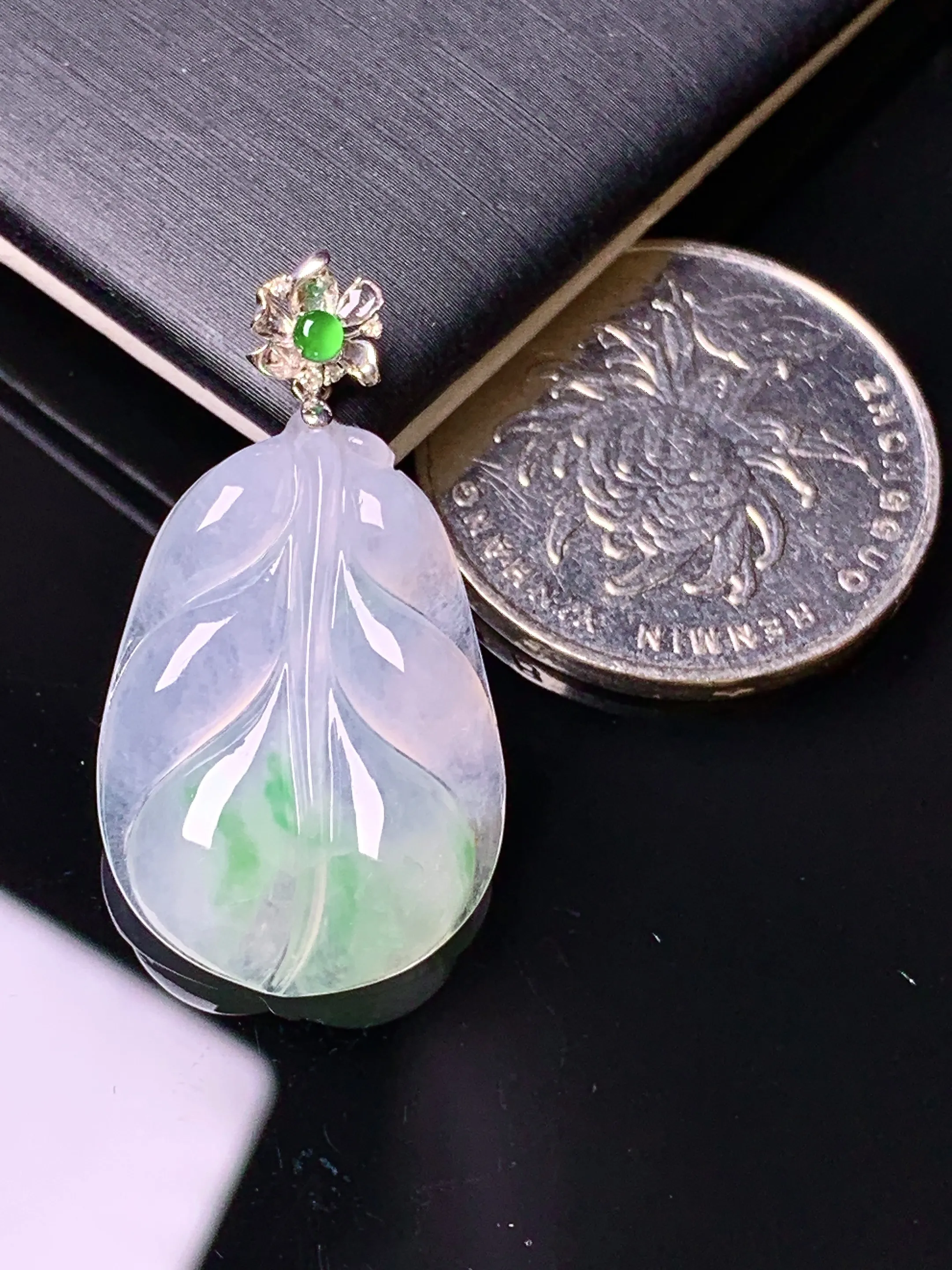 18k金镶嵌飘绿树叶吊坠 玉质细腻 水润亮眼 色泽艳丽 整体尺寸31.6*17.2*4.6