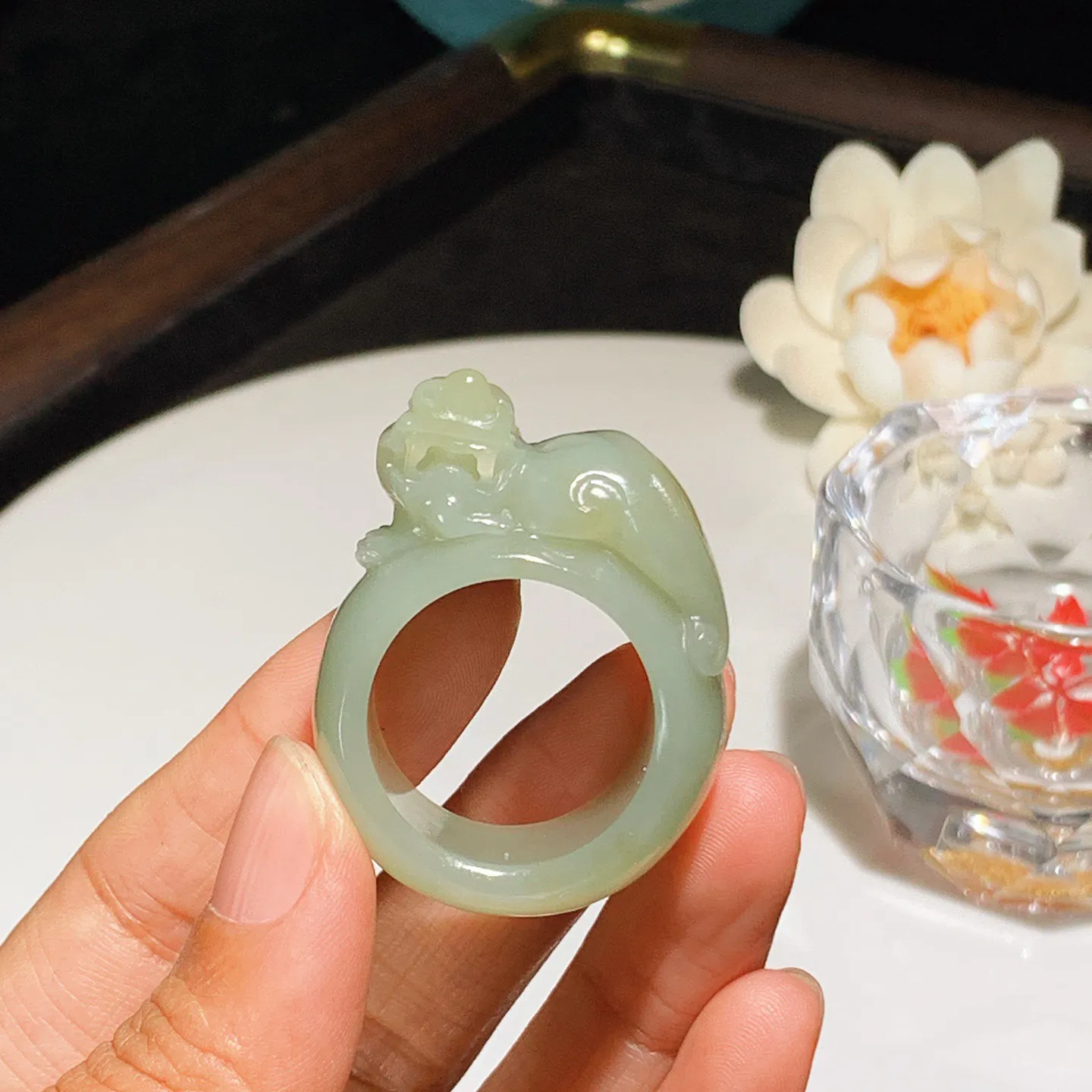 新疆和田玉且末糖招财进宝貔貅扳指。内径23尺寸44/33/18重25.5克。玉质细腻油润。手推出油。佩戴高端典雅。lt251209