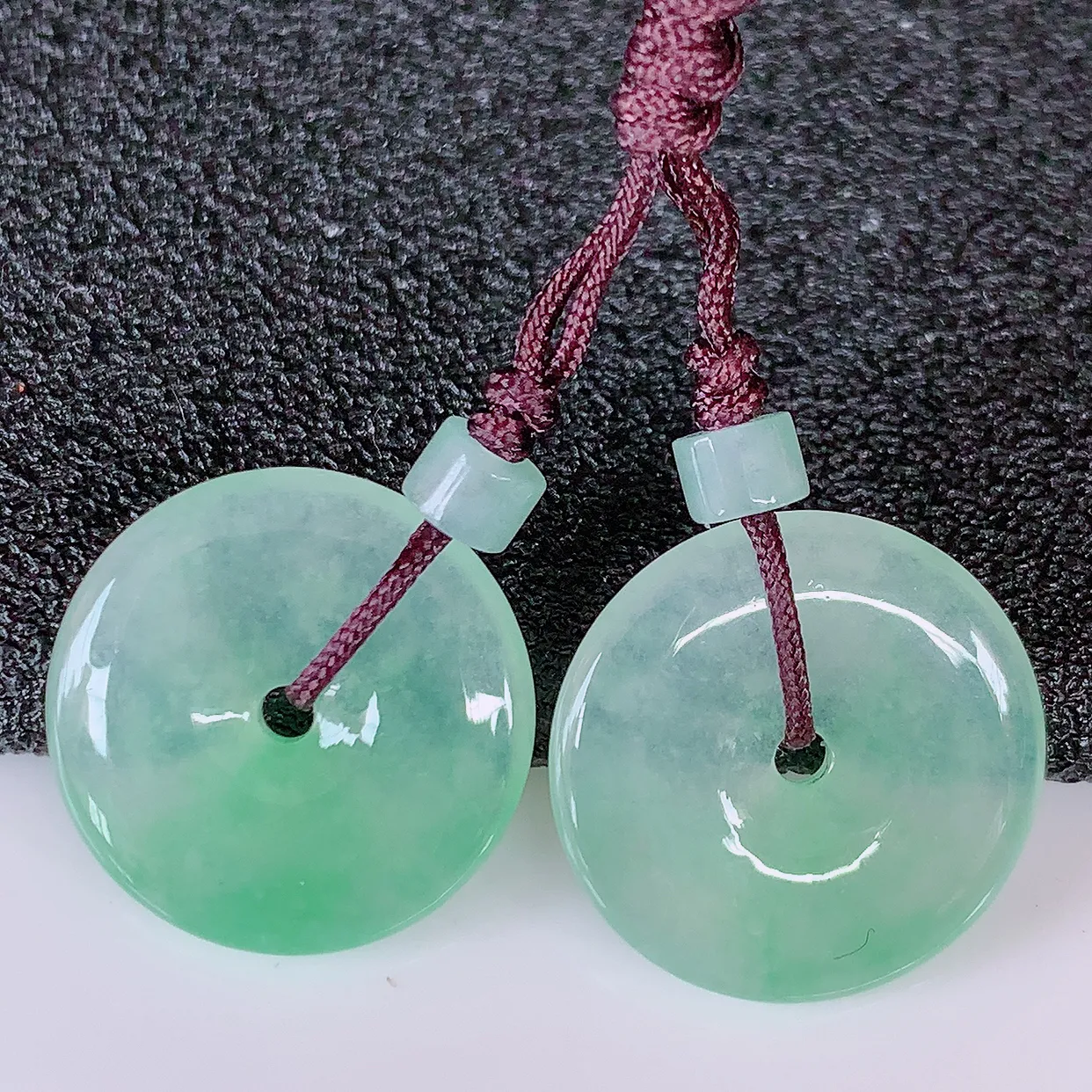 自然光实拍，冰种飘绿翡翠一对平安扣耳坠，翠色灵动，玉质细腻，颜色漂亮，品相佳，佩戴佳品！配银线 #41.9尺寸15*3