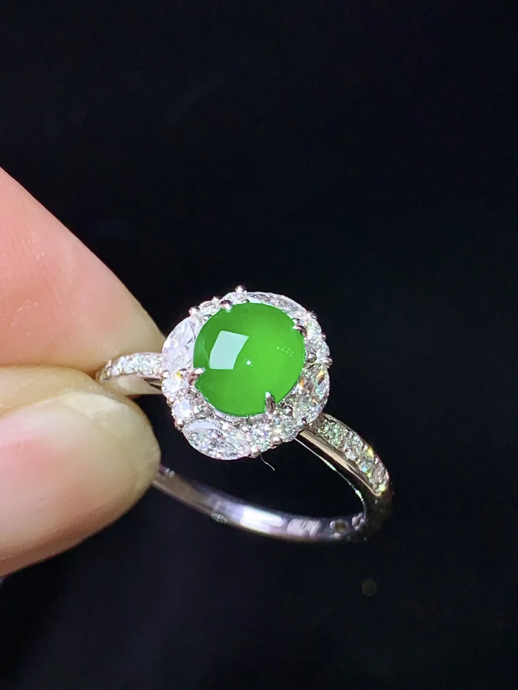 18k金钻镶嵌满绿蛋面戒指 玉质细腻 水润亮眼 色泽艳丽 圈口13.5 整体尺寸10.5*9.3*8