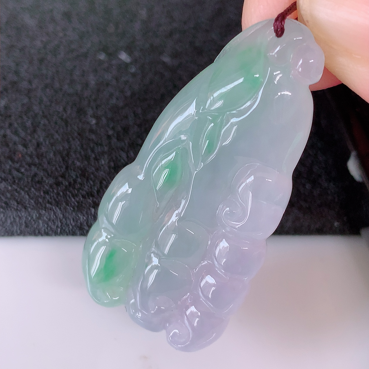 自然光实拍，冰种春带彩翡翠佛手吊坠，翠色灵动，种老水足，寓意好，品相佳，佩戴佳品！#41.9