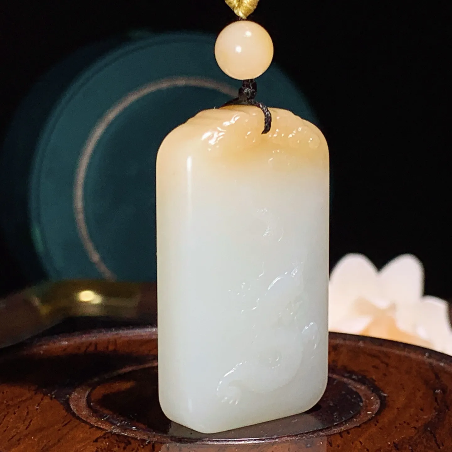 和田玉白玉羊脂白糖料龙佑一方牌子挂件。尺寸45/26/12重34.3克。玉质细腻油润。手推出油。佩戴