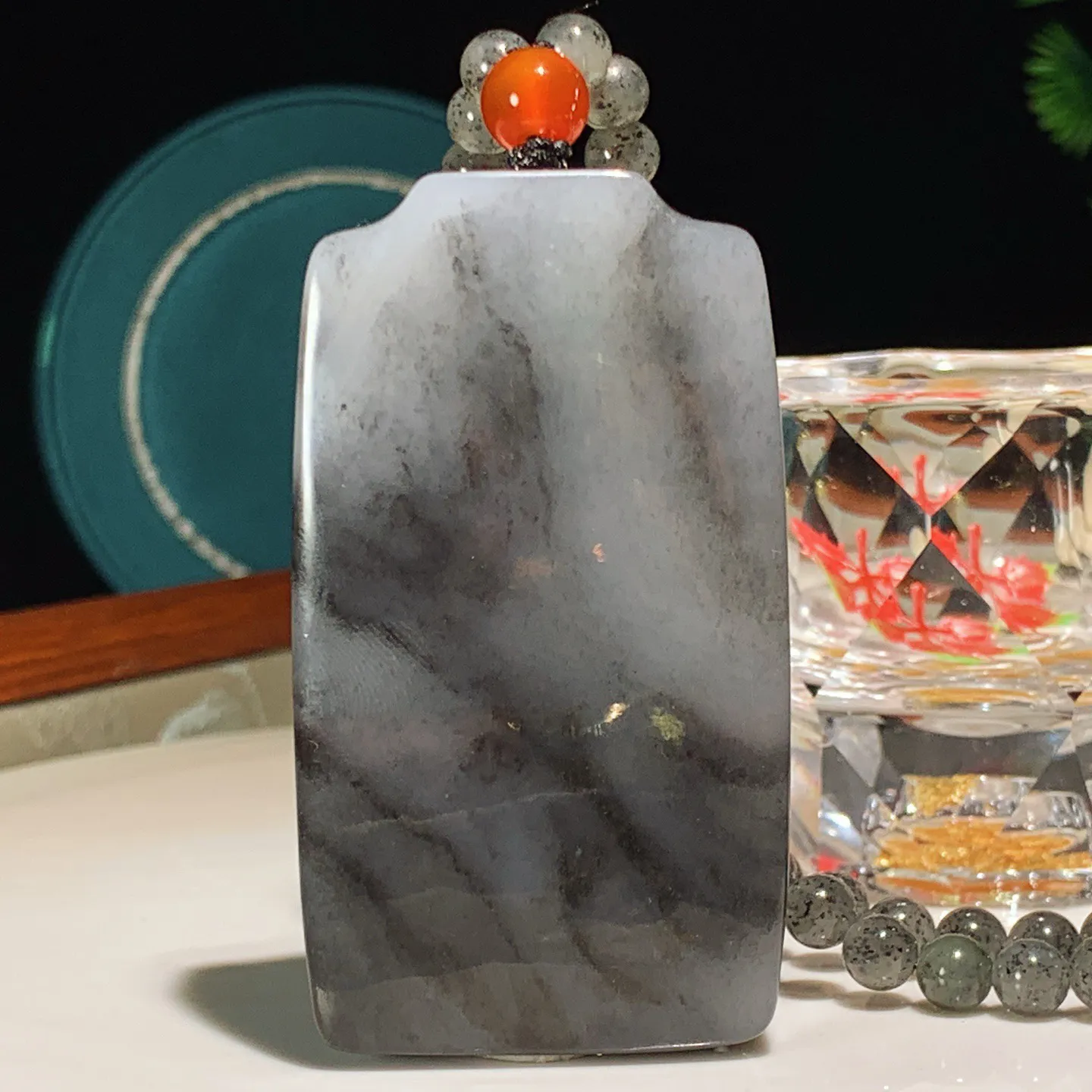 新疆和田玉籽料青花平安无事牌挂件。青花意境山水平安无事牌挂件。尺寸66/37/12重110克。玉质细腻油润。手推出油。佩戴高端典雅。lt251209