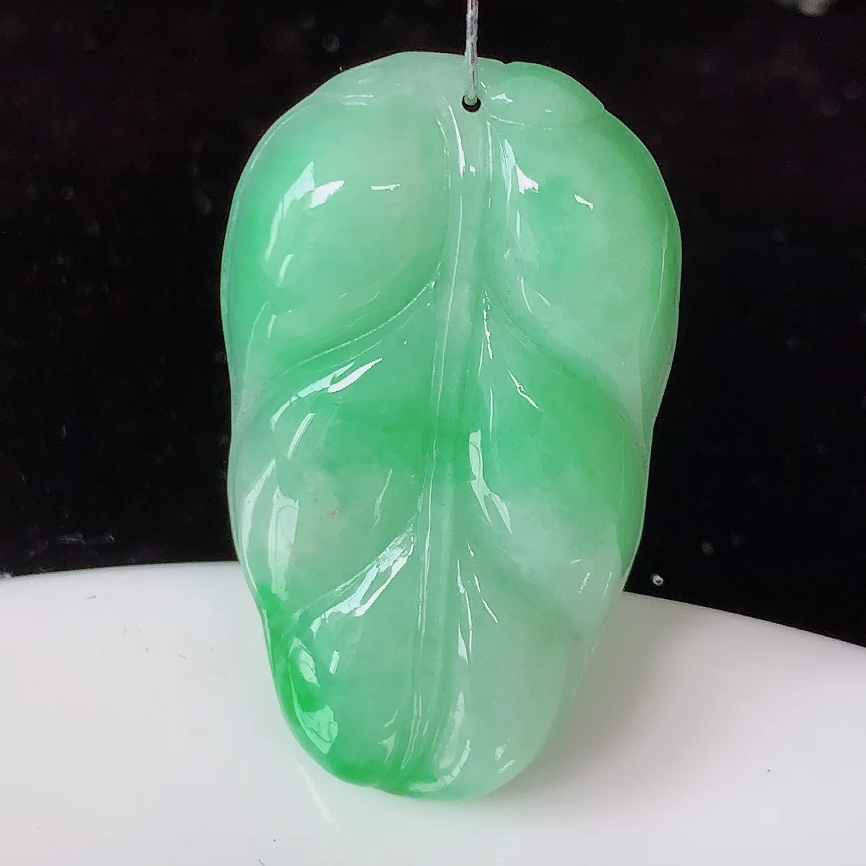 自然光实拍，冰润飘绿翡翠叶子吊坠 ，种水足，色泽清新，工艺精湛，叶子寓意美好；金枝玉叶，事业有成。#35.9
