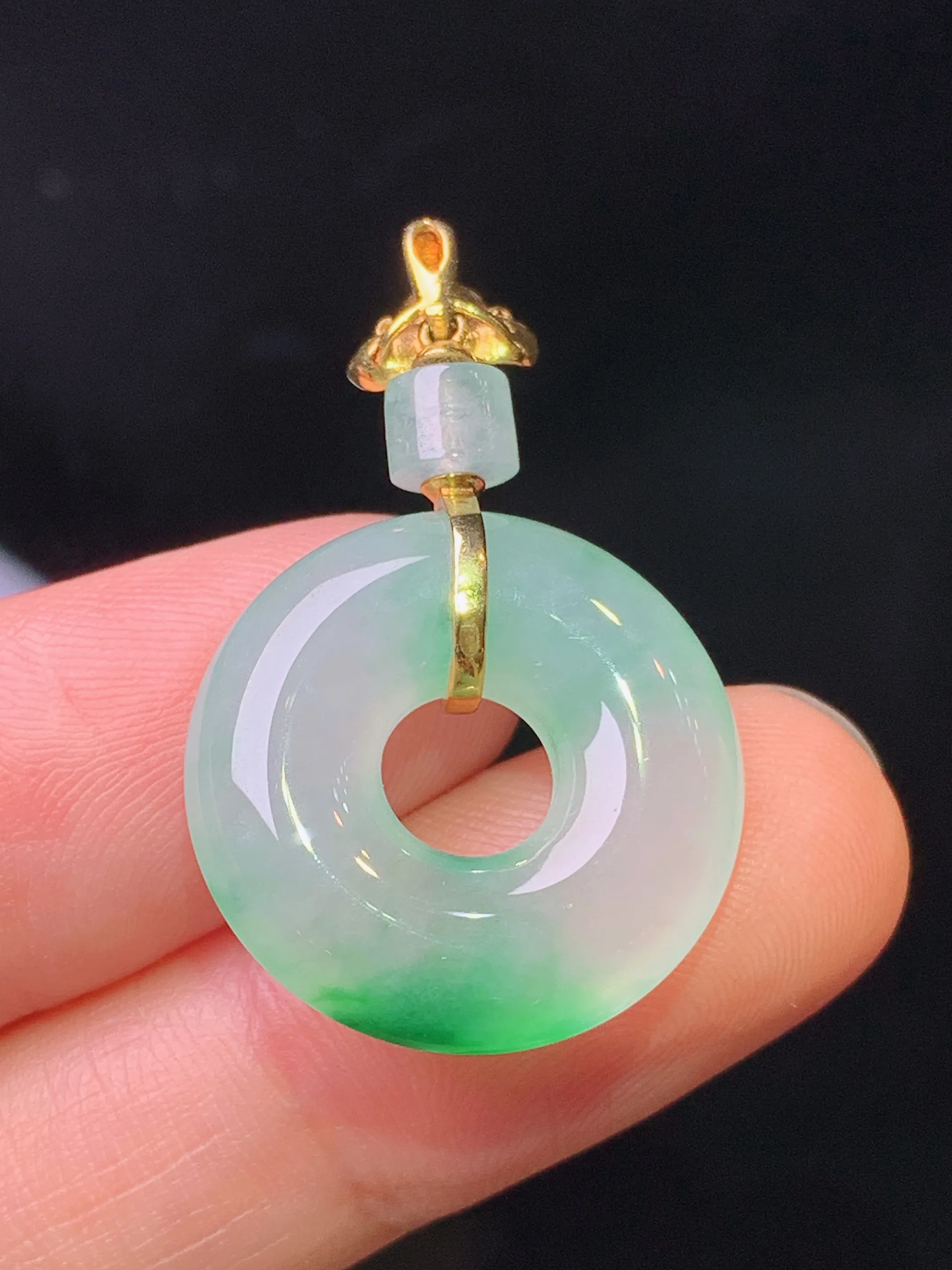 18k金镶嵌飘绿平安环吊坠 玉质细腻 水润亮眼 色泽艳丽 整体尺寸31.8*19.6*5.2