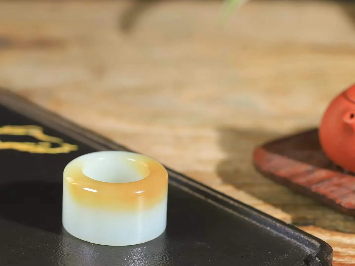 【古韵·扳指】

精品和田玉糖白玉扳指，玉质温润，油润感十足， 整器古韵生辉。优雅高贵。运筹帷