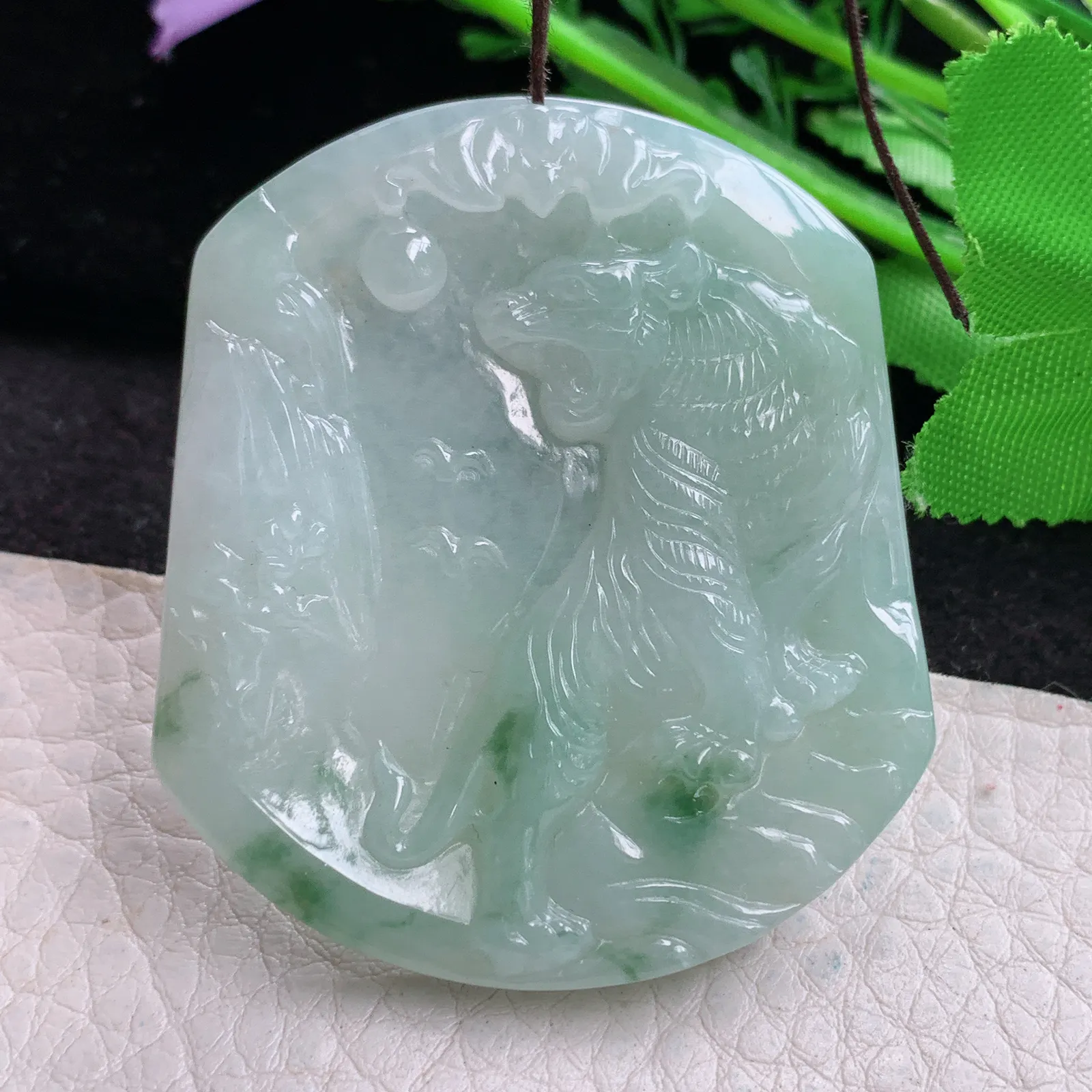 yn实拍50.5*44*5.8缅甸翡翠a货精雕飘花上山虎 生肖虎玉吊坠 玉挂件