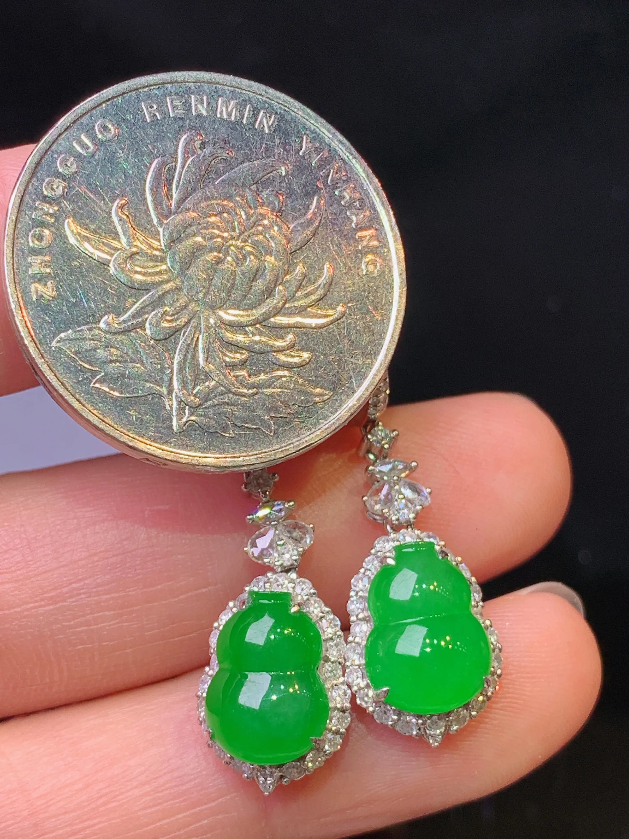 18k金钻镶嵌满绿葫芦耳坠 玉质细腻 水润亮眼 色泽艳丽 整体尺寸30.8*10*9