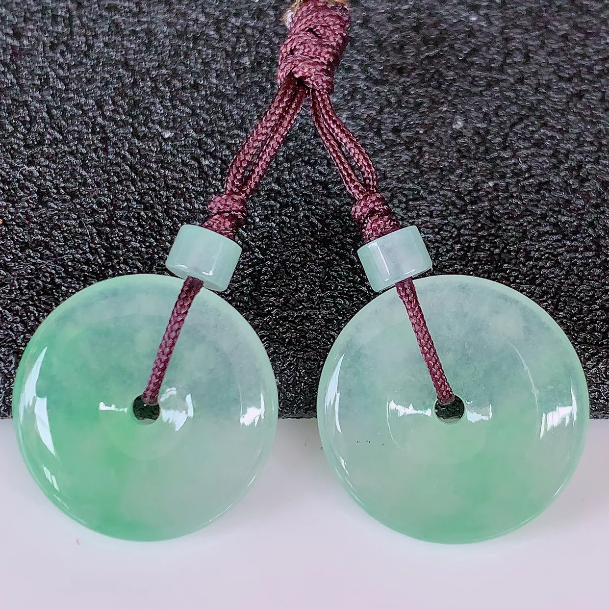 自然光实拍，冰种飘绿翡翠一对平安扣耳坠，翠色灵动，玉质细腻，颜色漂亮，品相佳，佩戴佳品！配银线 #4