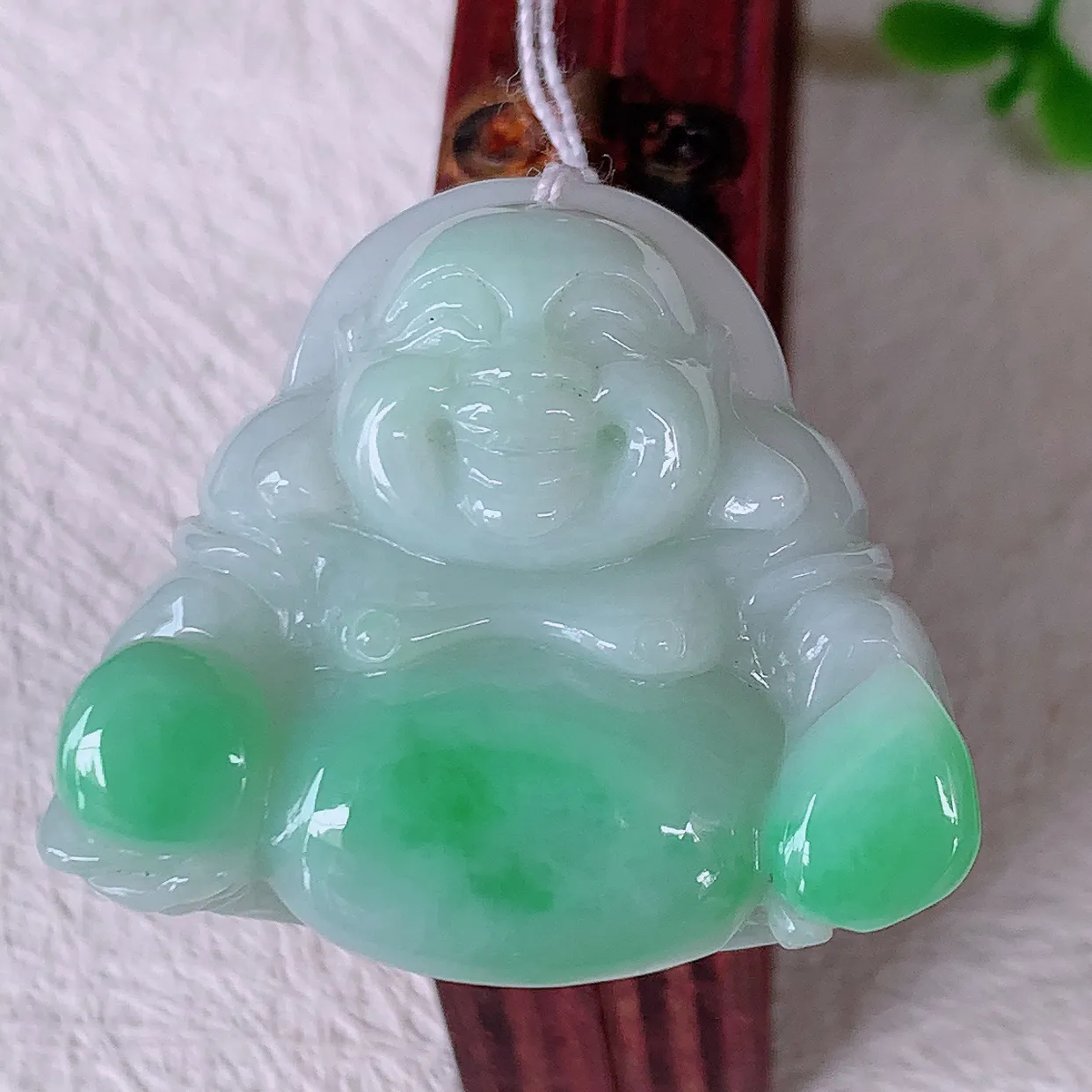 自然光实拍，冰润飘绿翡翠佛公吊坠，开心笑佛，种老水足，颜色漂亮，立体饱满圆润，佩戴效果赞#46.9