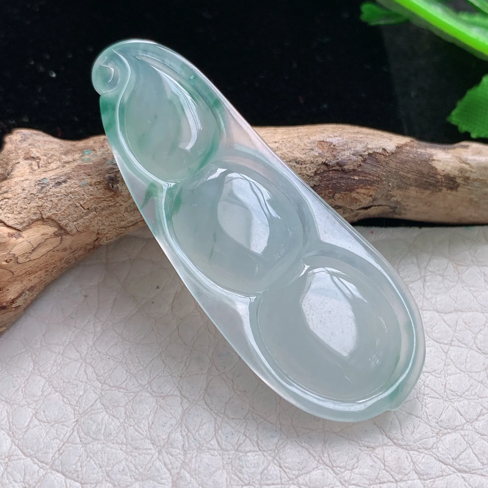 gp实拍49.2*19*5.5翡翠a货精雕冰飘绿花平安豆 四季豆玉吊坠 玉挂件