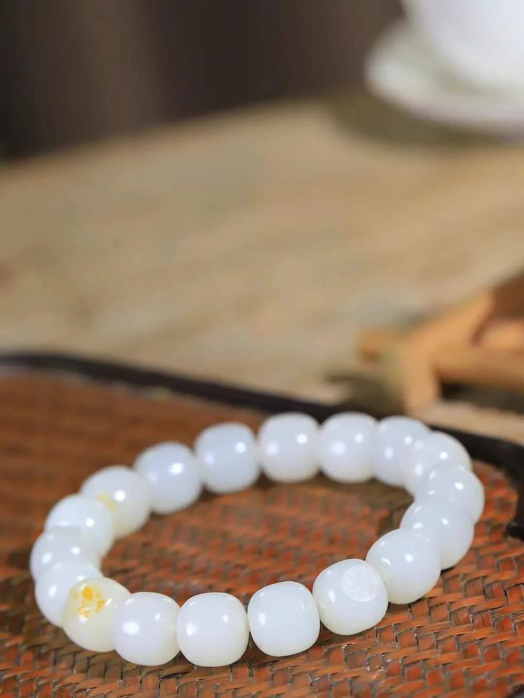 （老型珠.手串）

新疆和田籽料老型珠手串，玉质细腻油润 饱满光滑 质朴无华，悠远简单，人心境界远