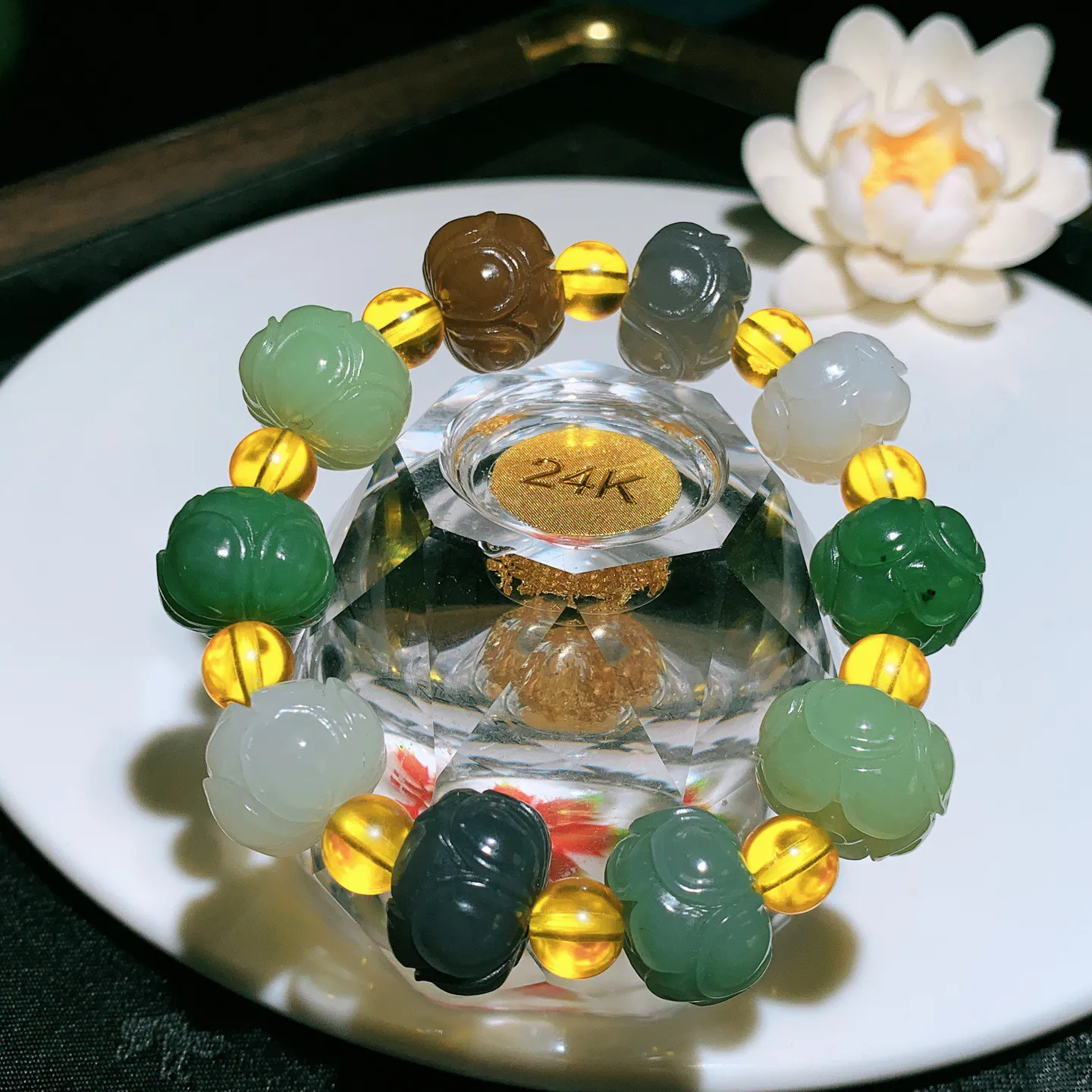 新疆和田玉多宝莲花珠手串。单颗尺寸13/16重56.8克。玉质细腻油润。手推出油。佩戴高端典雅。lt251209