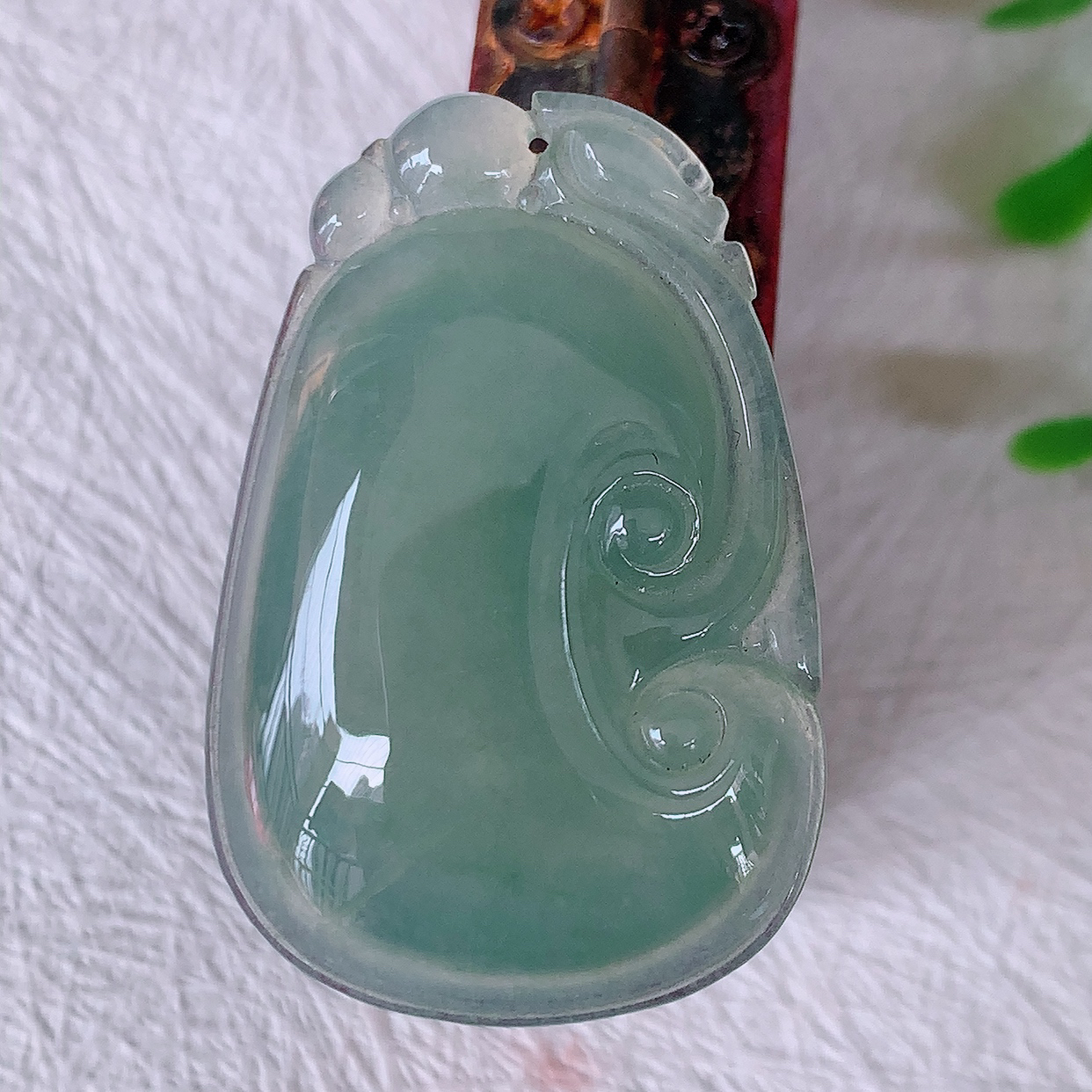 自然光实拍，冰种翡翠如意吊坠，上身效果非常美，饱满大气，工艺美，万事如意，如意一生，#12.9