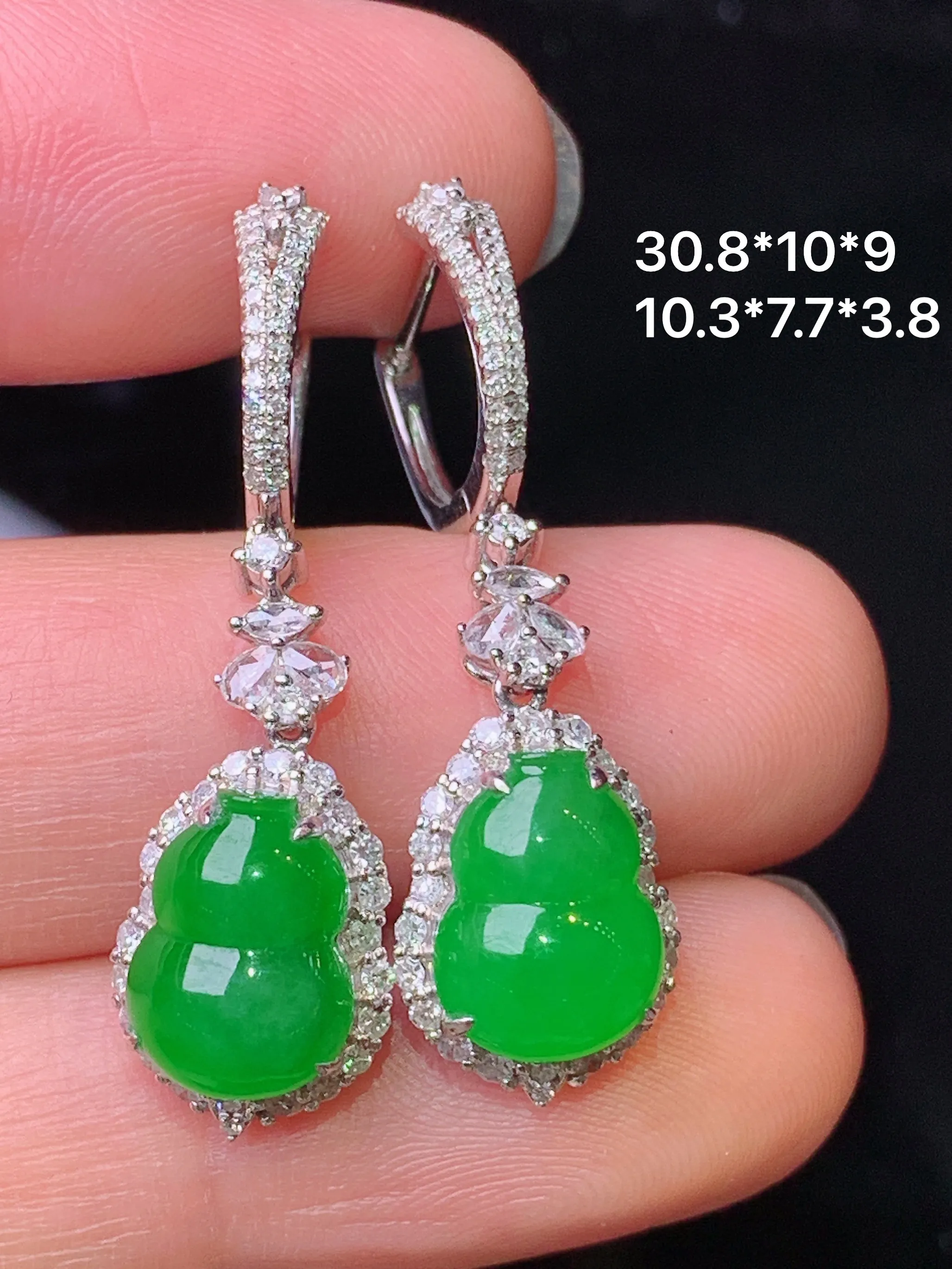 18k金钻镶嵌满绿葫芦耳坠 玉质细腻 水润亮眼 色泽艳丽 整体尺寸30.8*10*9