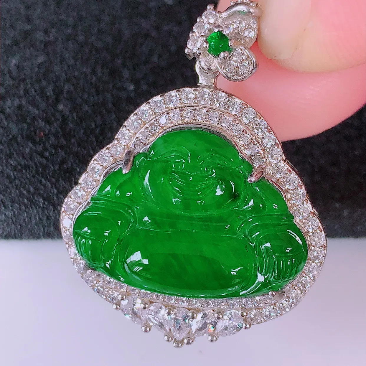 冰透满绿翡翠925银镶嵌佛公吊坠，自然光实拍，翠色灵动，颜色漂亮，种老水足，品相佳，佩戴佳品！#97.9整体31.5*24*9.5裸石20.5*15