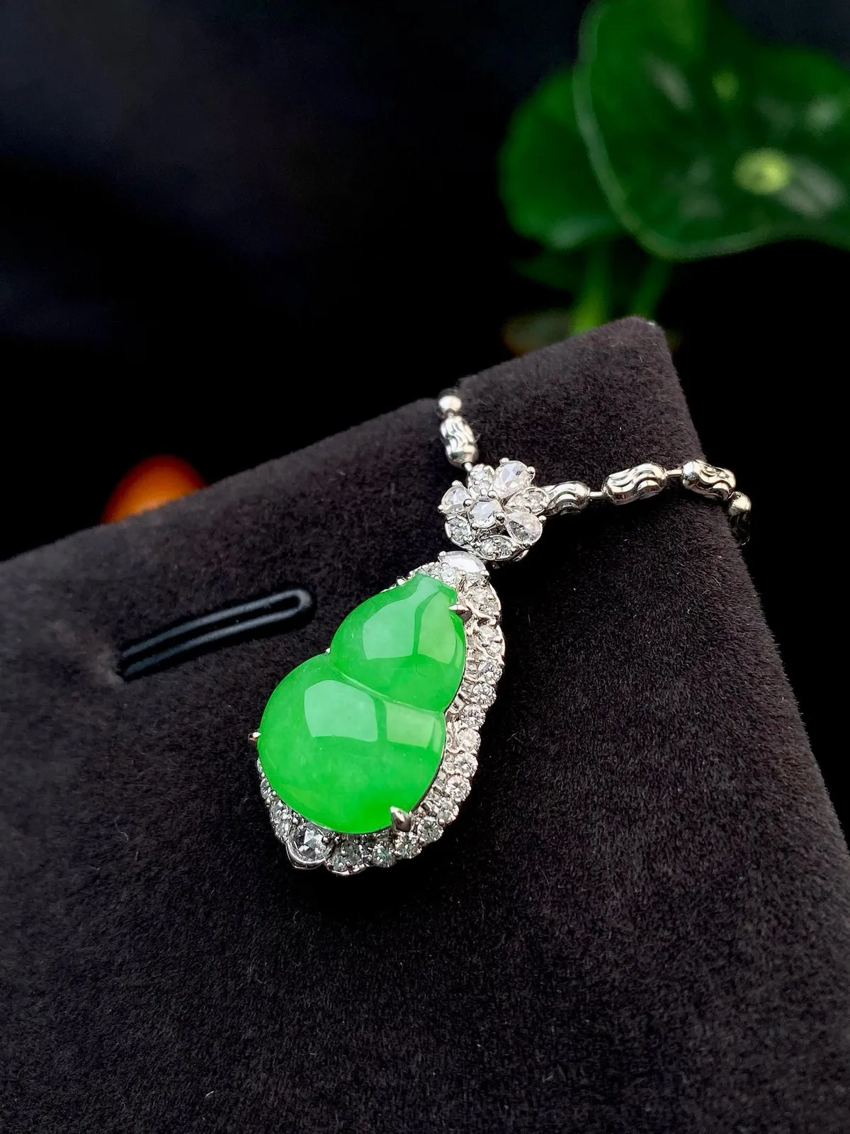【冰种满绿葫芦吊坠】种水色俱全，冰透闪亮，通透感饱满度很好，18k金钻豪华镶嵌，裸石尺寸15*11.