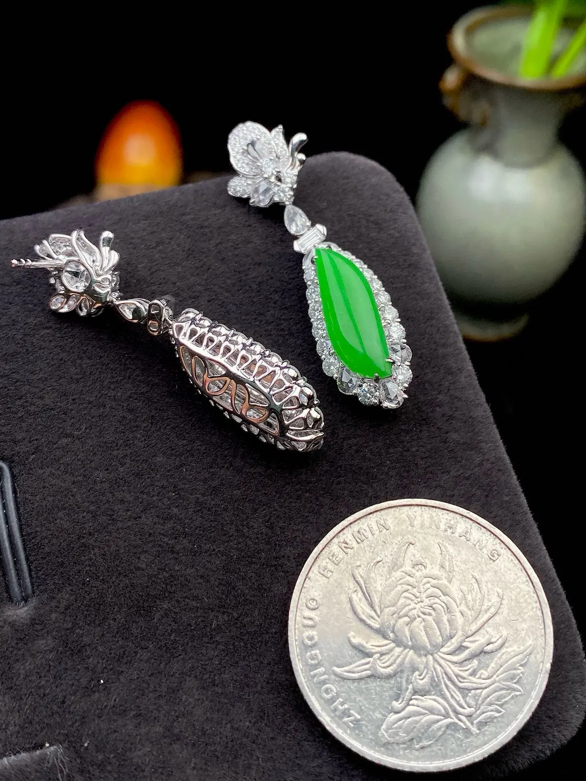 【冰种满绿随形耳坠】种水上乘，通透闪亮，晶莹剔透。18K金钻镶嵌，裸石尺寸16*5.7*2.8毫米