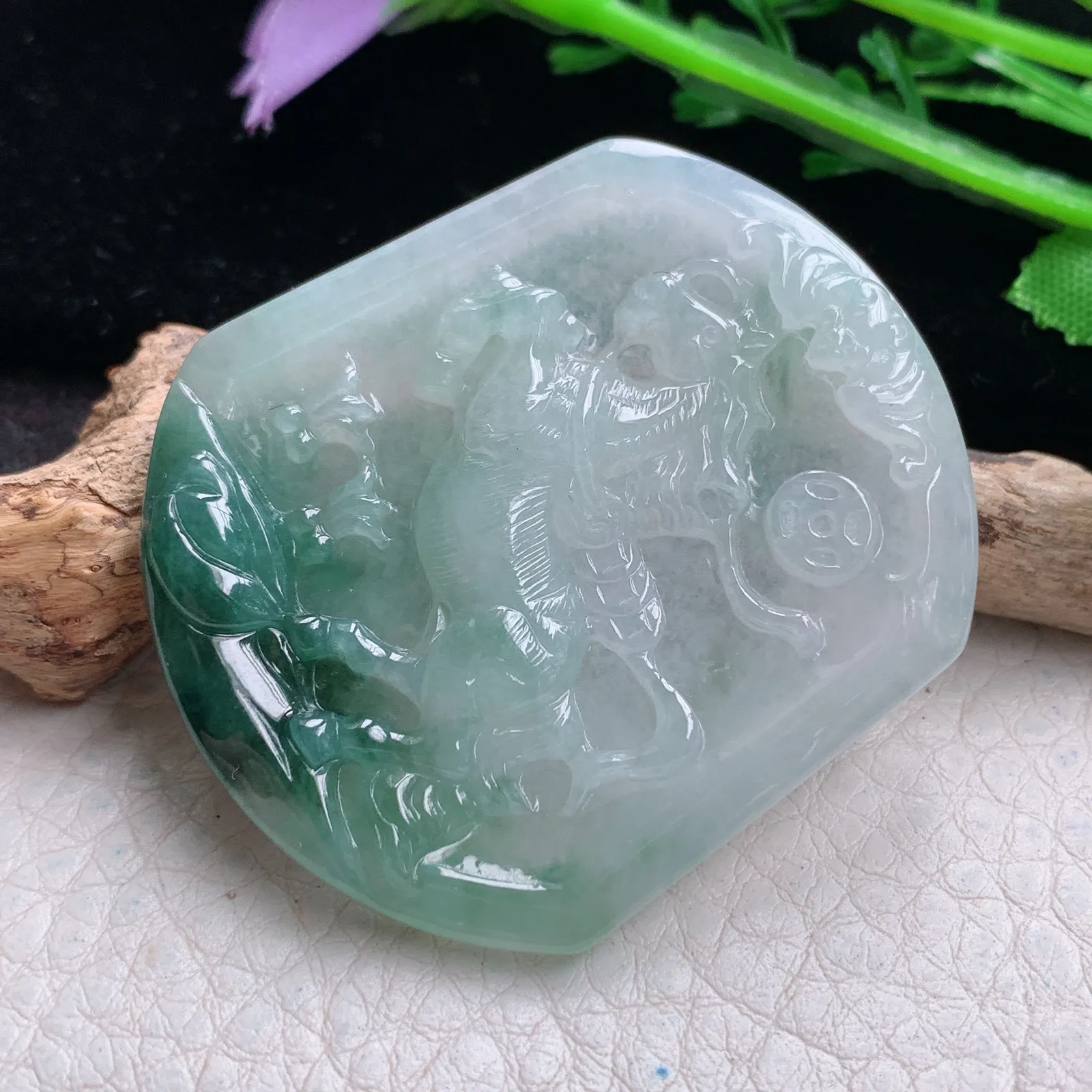 yn实拍46.5*40*5.2缅甸翡翠a货精雕飘蓝花飞马 马上有钱玉吊坠 玉挂件