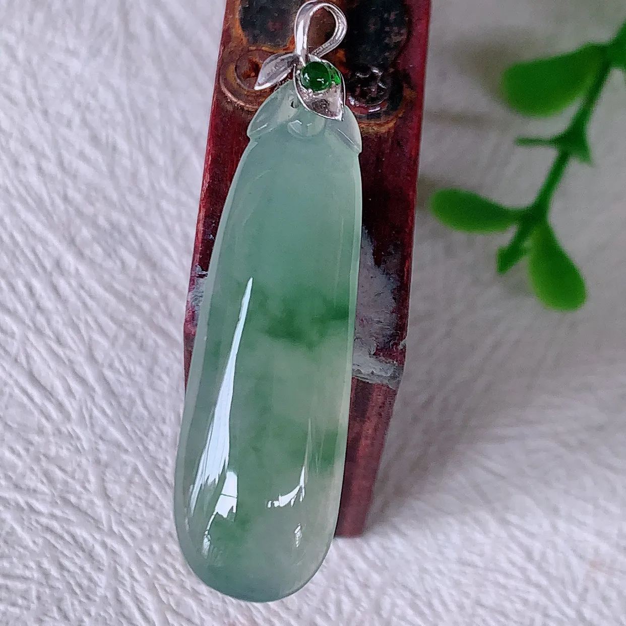 18K金镶嵌冰种飘花翡翠招财福瓜吊坠，精美饱满福瓜，种水足，形态圆润饱满，福相十足 ！#12.9