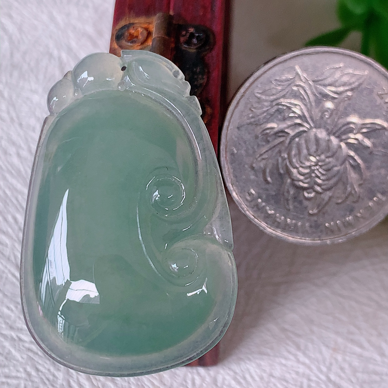 自然光实拍，冰种翡翠如意吊坠，上身效果非常美，饱满大气，工艺美，万事如意，如意一生，#12.9