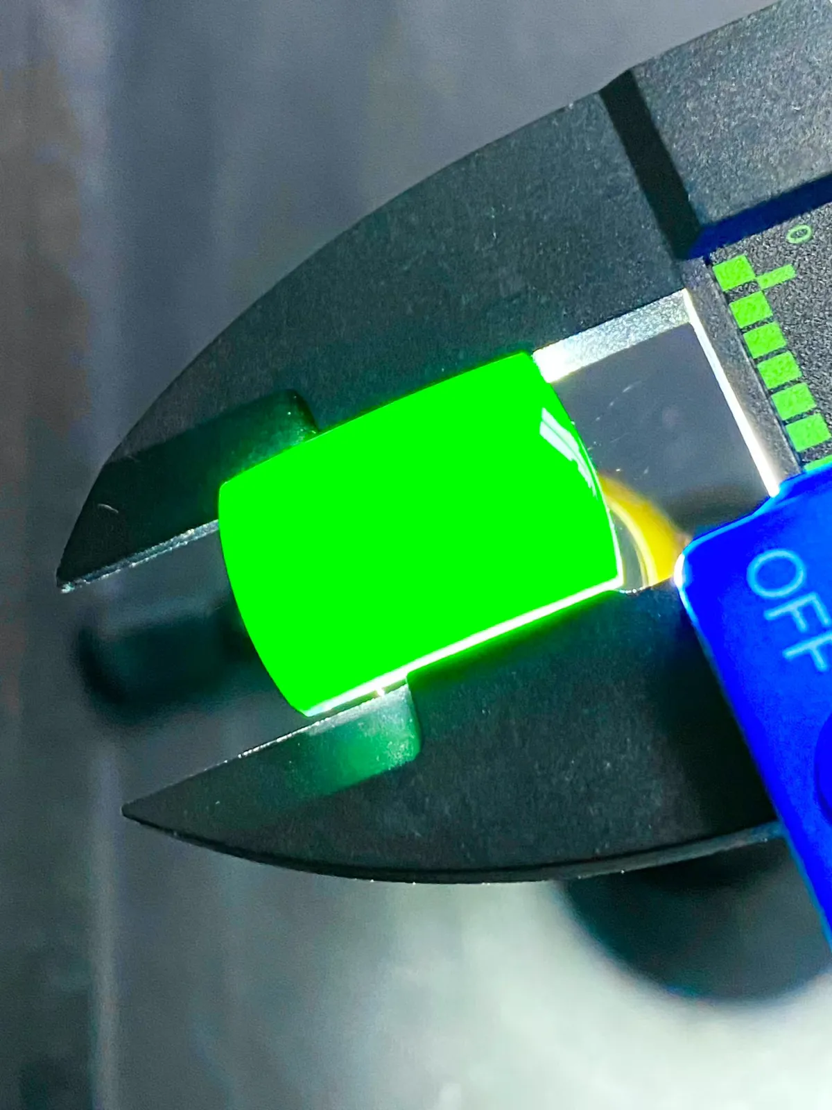 墨翠【马鞍戒面】细腻干净，黑度好、性价比高，雕工精湛，打灯透绿‘