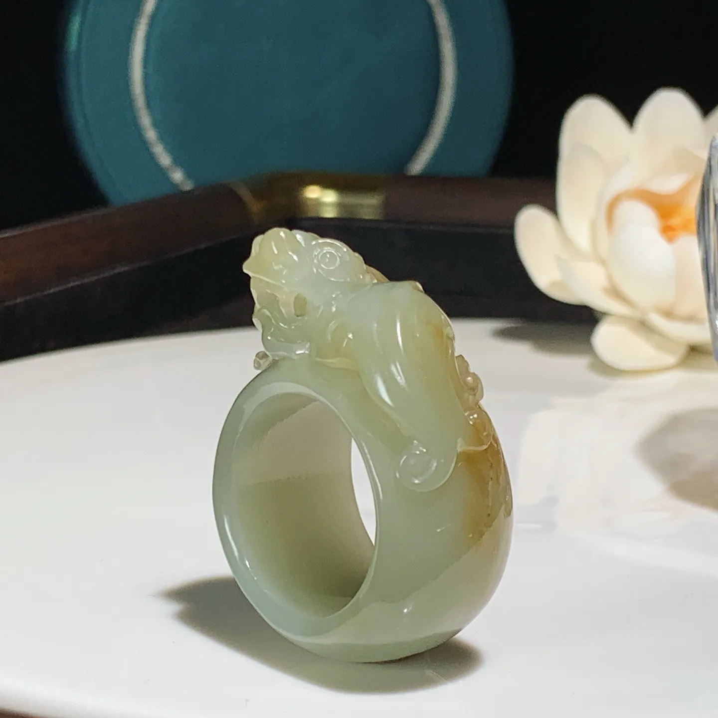 新疆和田玉且末糖招财进宝貔貅扳指。内径23尺寸44/33/18重25.5克。玉质细腻油润。手推出油。