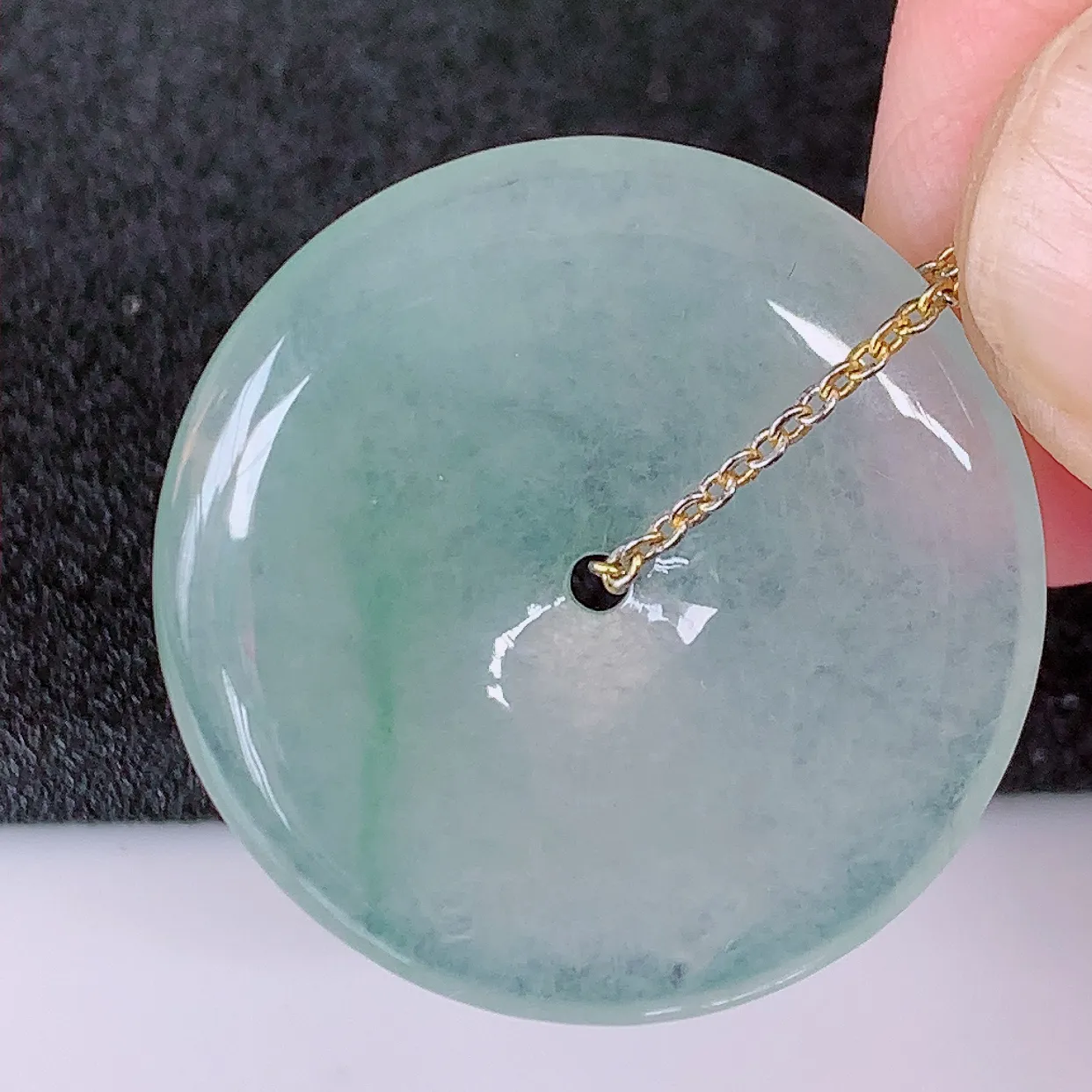 自然光实拍，冰种飘花翡翠平安扣吊坠，玉扣，平安是福；很美的料子，平安扣佩戴优雅迷人！#57.9