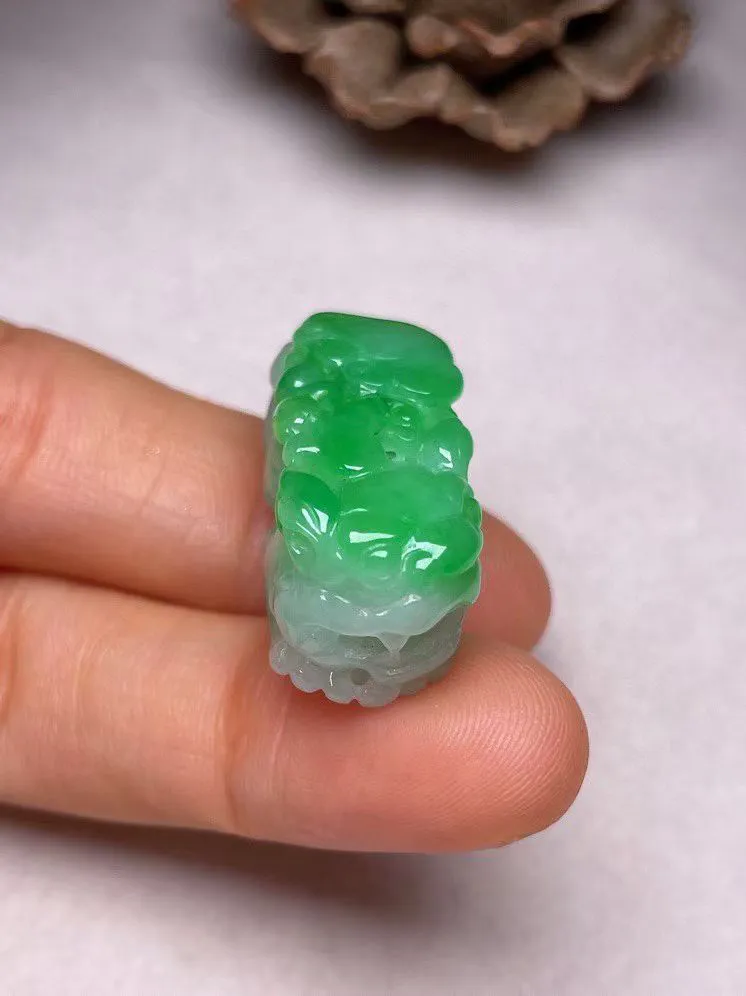 冰糯种飘绿【招财貔貅】吊坠，种水好，玉质细腻 ，卖相好.
