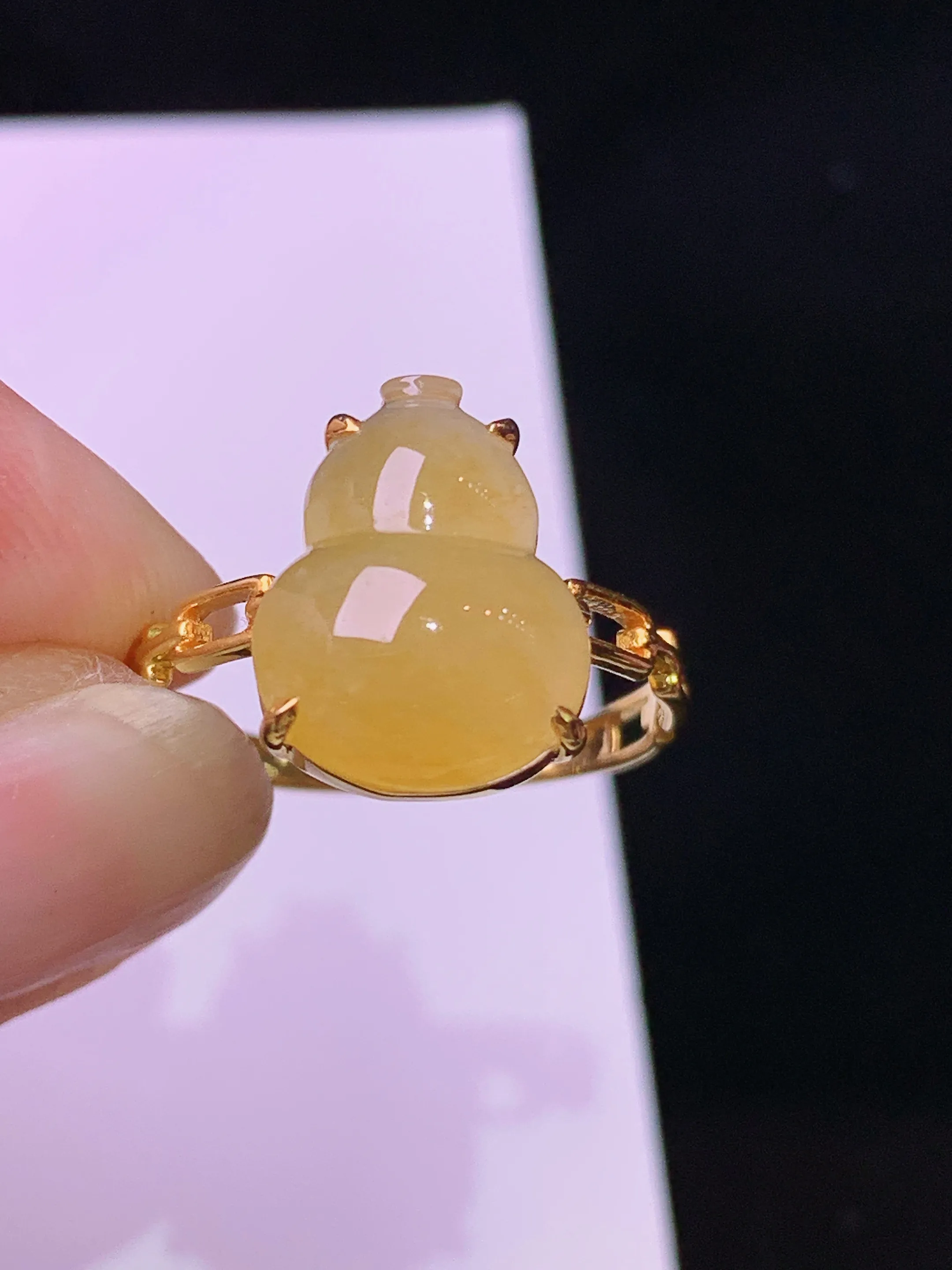 18k金钻镶嵌黄翡葫芦戒指 玉质细腻 水润亮眼 色泽艳丽 圈口13 整体尺寸12.6*9.8*4.5