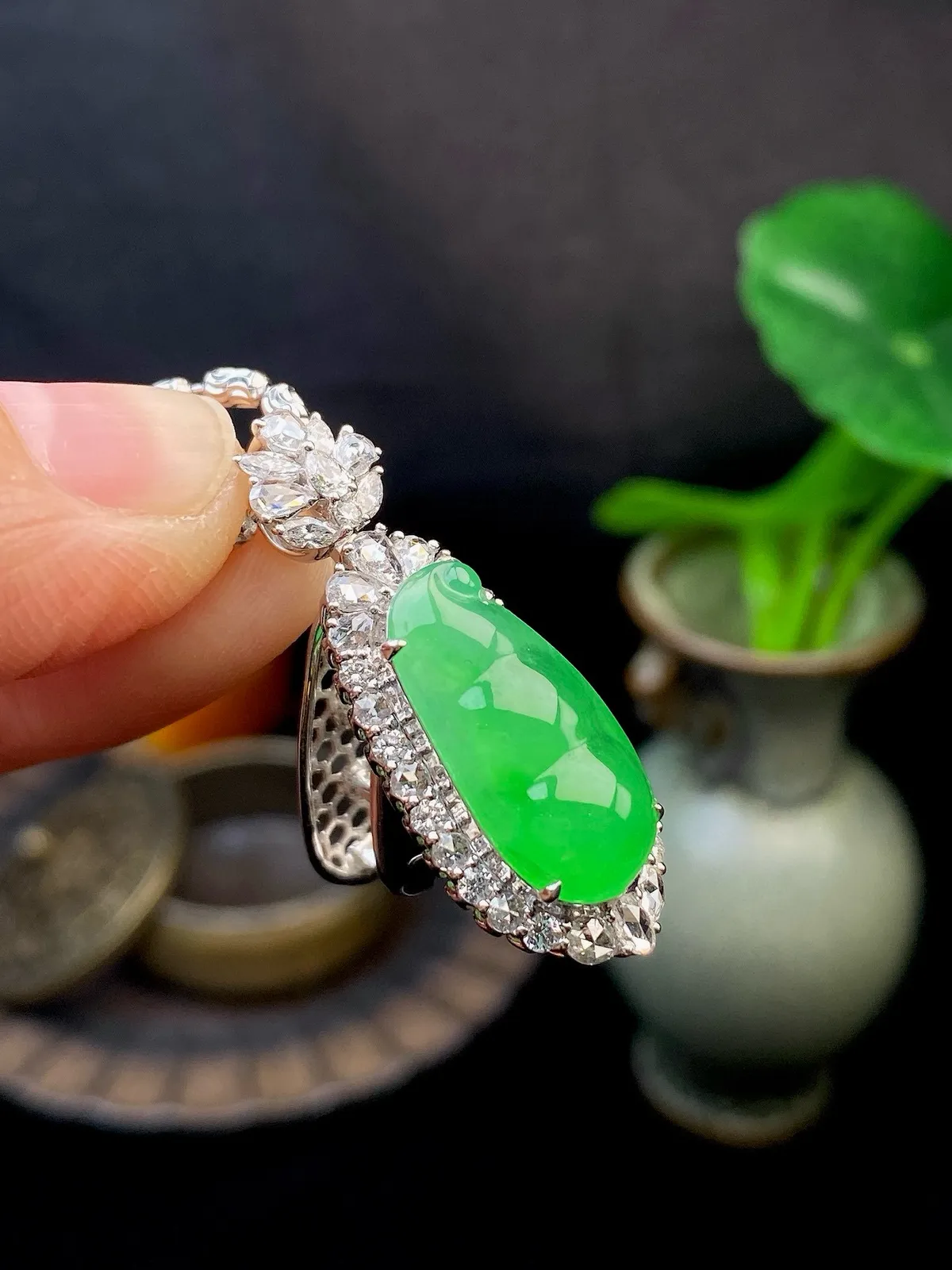 【冰种满绿福豆吊坠】种地上乘，冰感十足，通透起光，饱满圆润，18k金钻镶嵌，裸石尺寸17.8*8.9*3.8毫米。