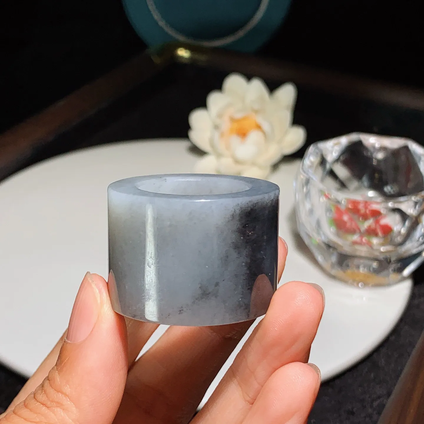 新疆和田玉籽料青花扳指。内径23尺寸25/7重42.5克。玉质细腻油润。手推出油。佩戴高端典雅。lt251209