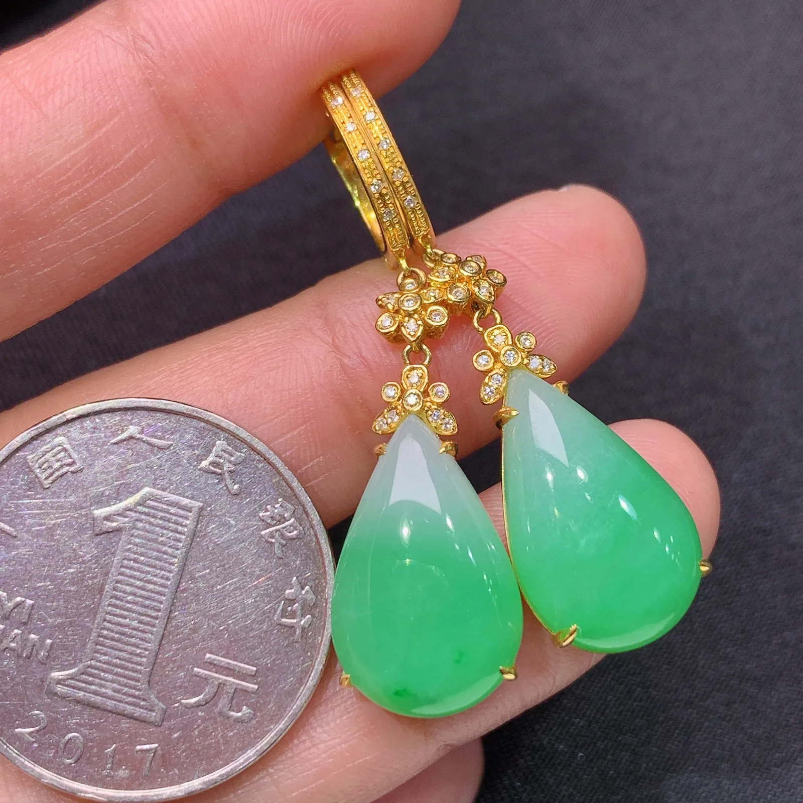 翠绿水滴耳坠，18k金镶嵌，简约时尚，冰润色阳，种水足 尺寸17.9*10.8*4.2