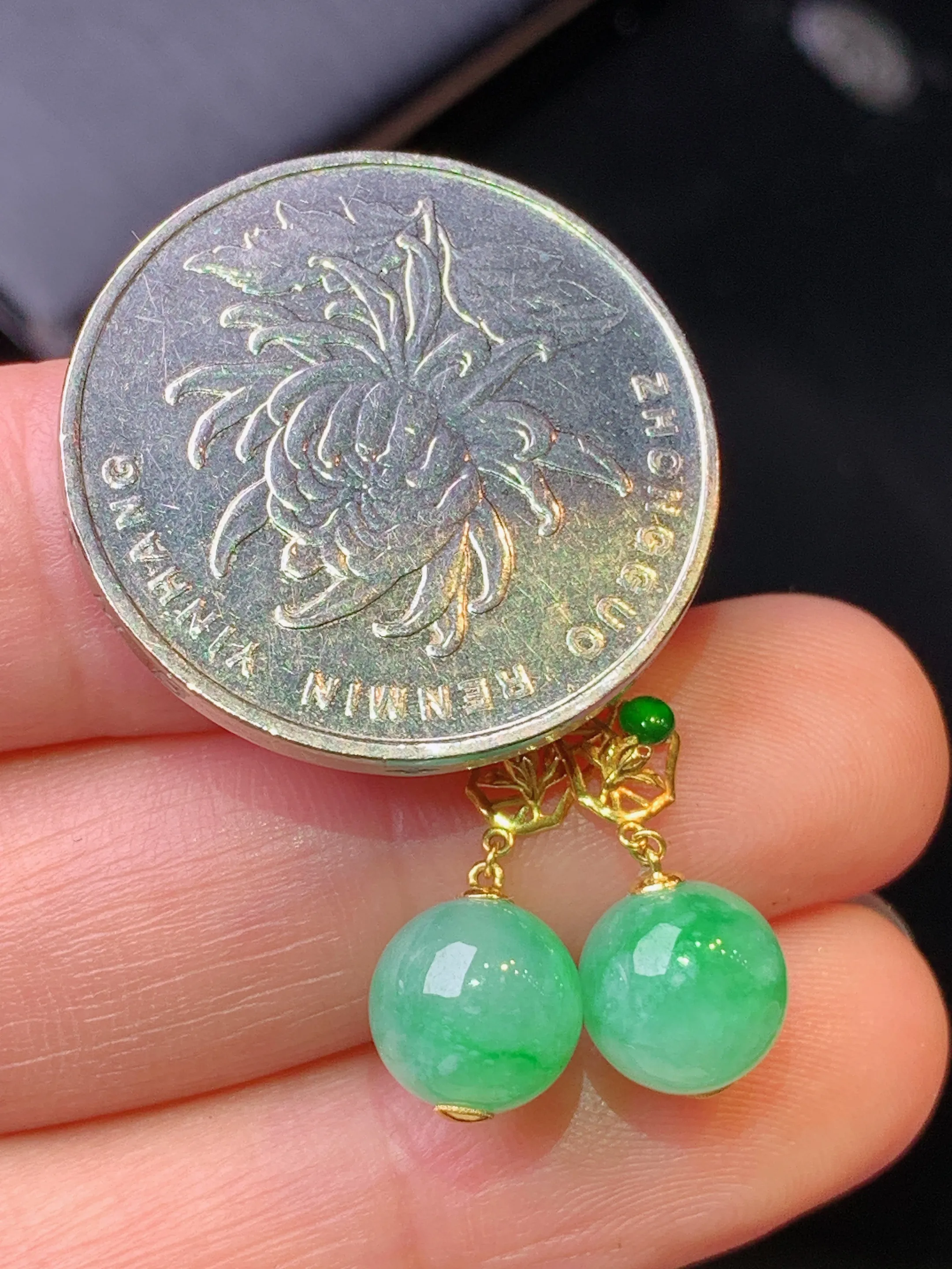 18k金镶嵌飘绿圆珠耳坠吊坠 玉质细腻 水润亮眼 色泽艳丽 整体尺寸30.3*7.8