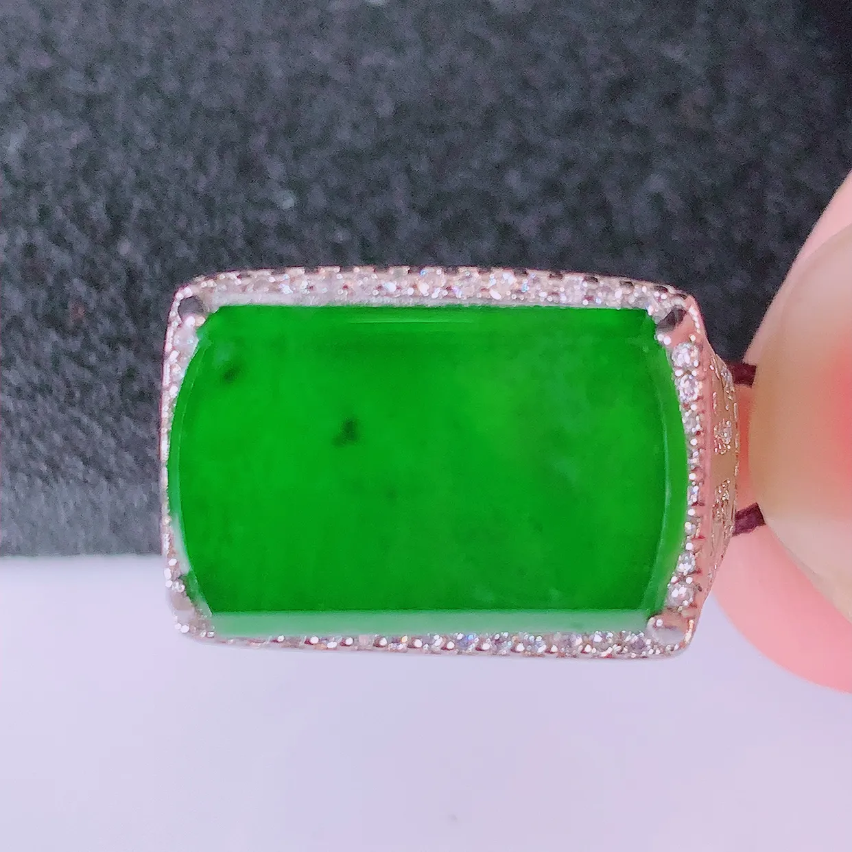 冰透满绿翡翠925银镶嵌马鞍戒面，自然光实拍，翠色灵动，颜色漂亮，种老水足，品相佳，佩戴佳品！#97.9（圈口可调大小）整体26.5*18.5*5.5裸石16.8*10.8