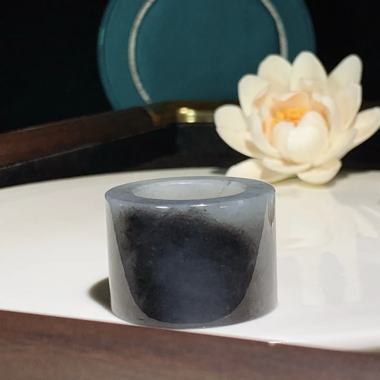 新疆和田玉籽料青花扳指。内径23尺寸25/7重42.5克。玉质细腻油润。手推出油。佩戴高端典雅。lt