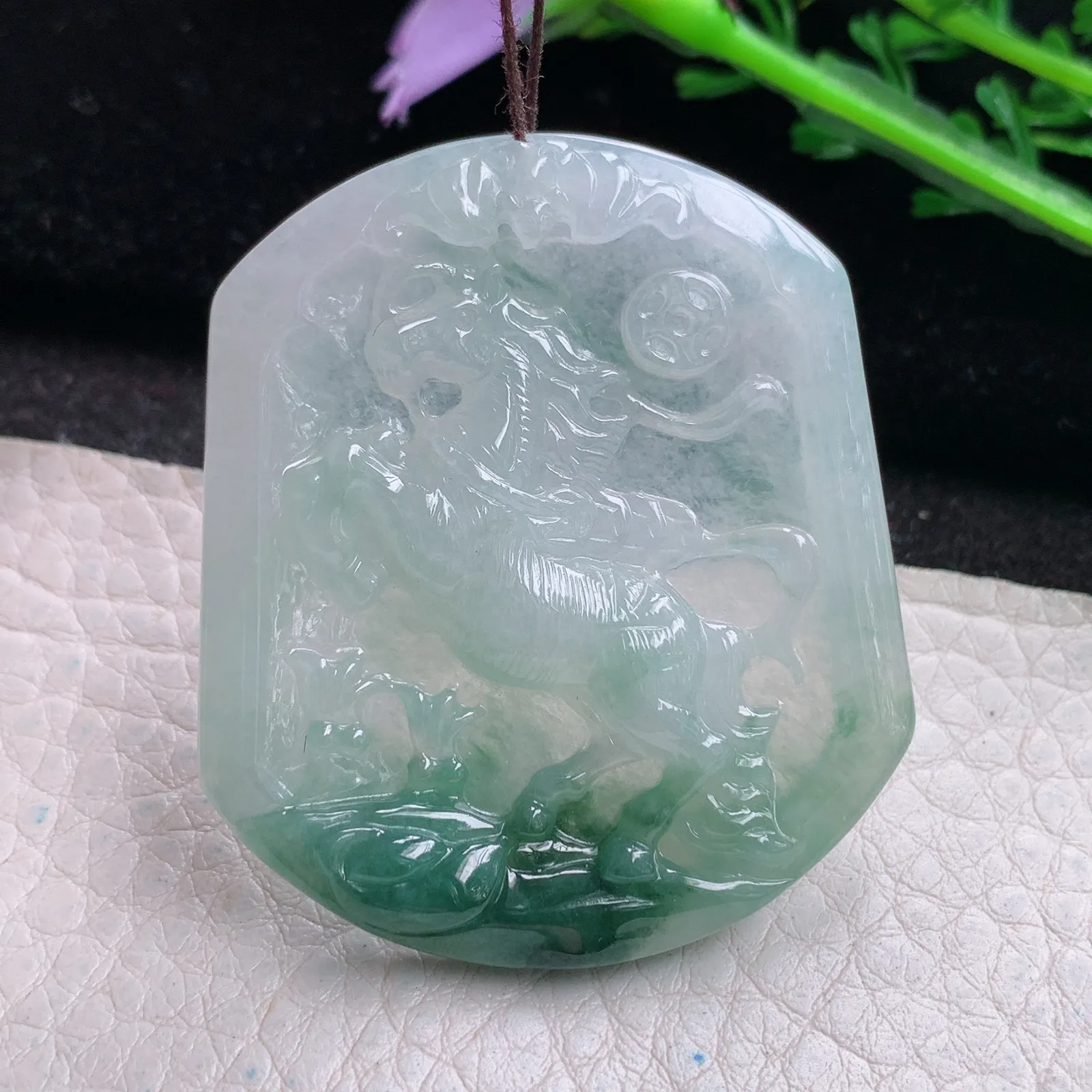 yn实拍46.5*40*5.2缅甸翡翠a货精雕飘蓝花飞马 马上有钱玉吊坠 玉挂件