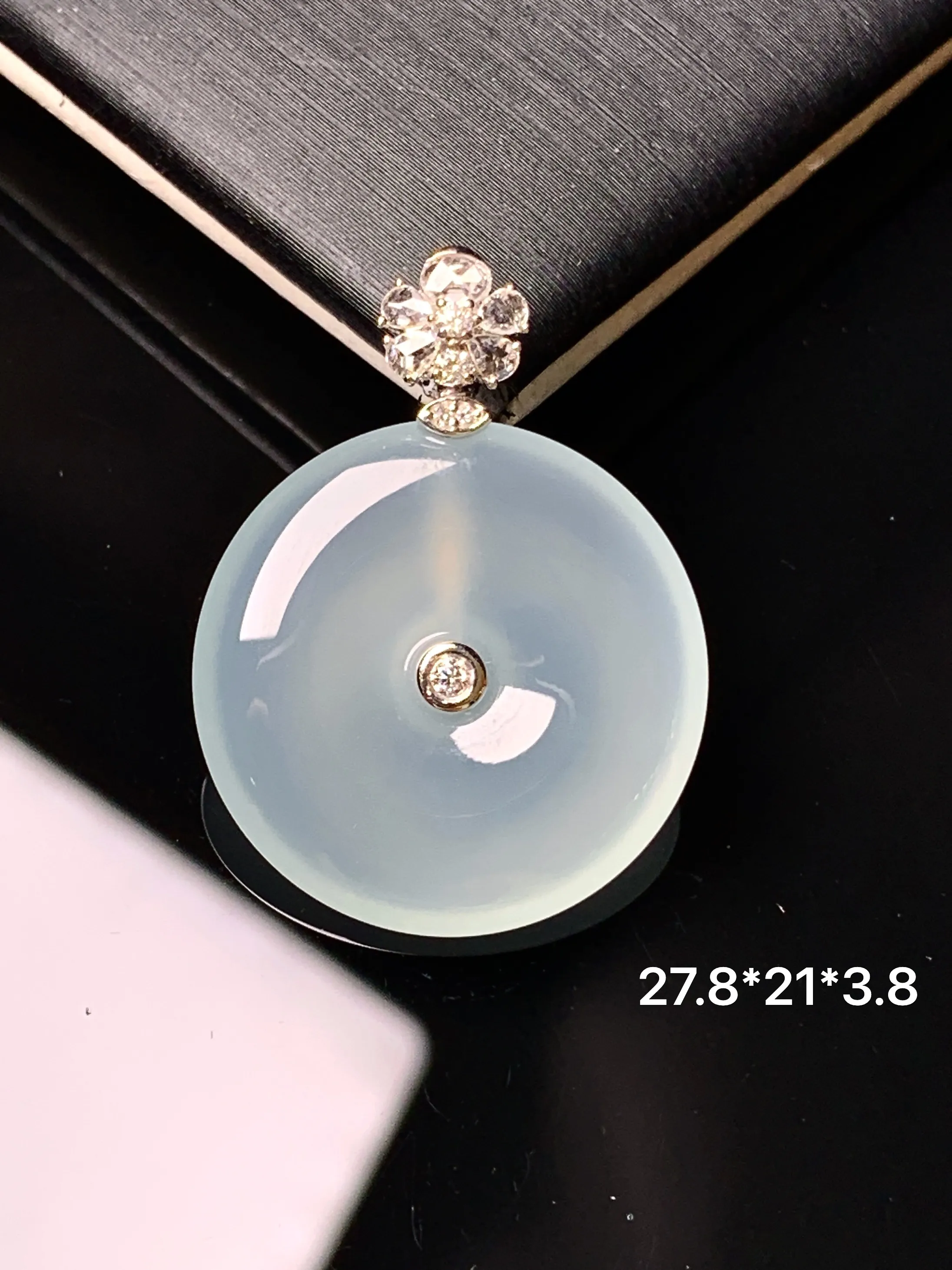 18k金钻镶嵌冰种平安扣吊坠 玉质细腻 水润亮眼 色泽艳丽 整体尺寸27.8*21*3.8