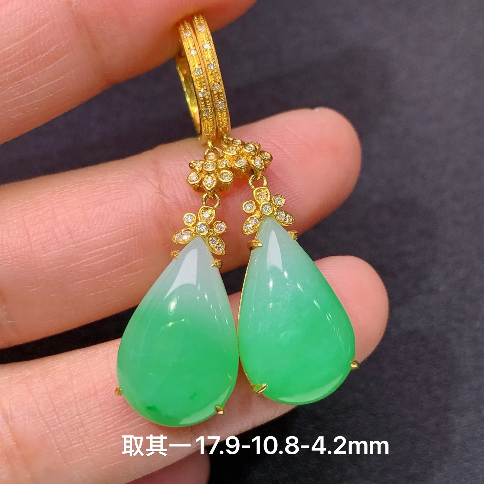 翠绿水滴耳坠，18k金镶嵌，简约时尚，冰润色阳，种水足 尺寸17.9*10.8*4.2