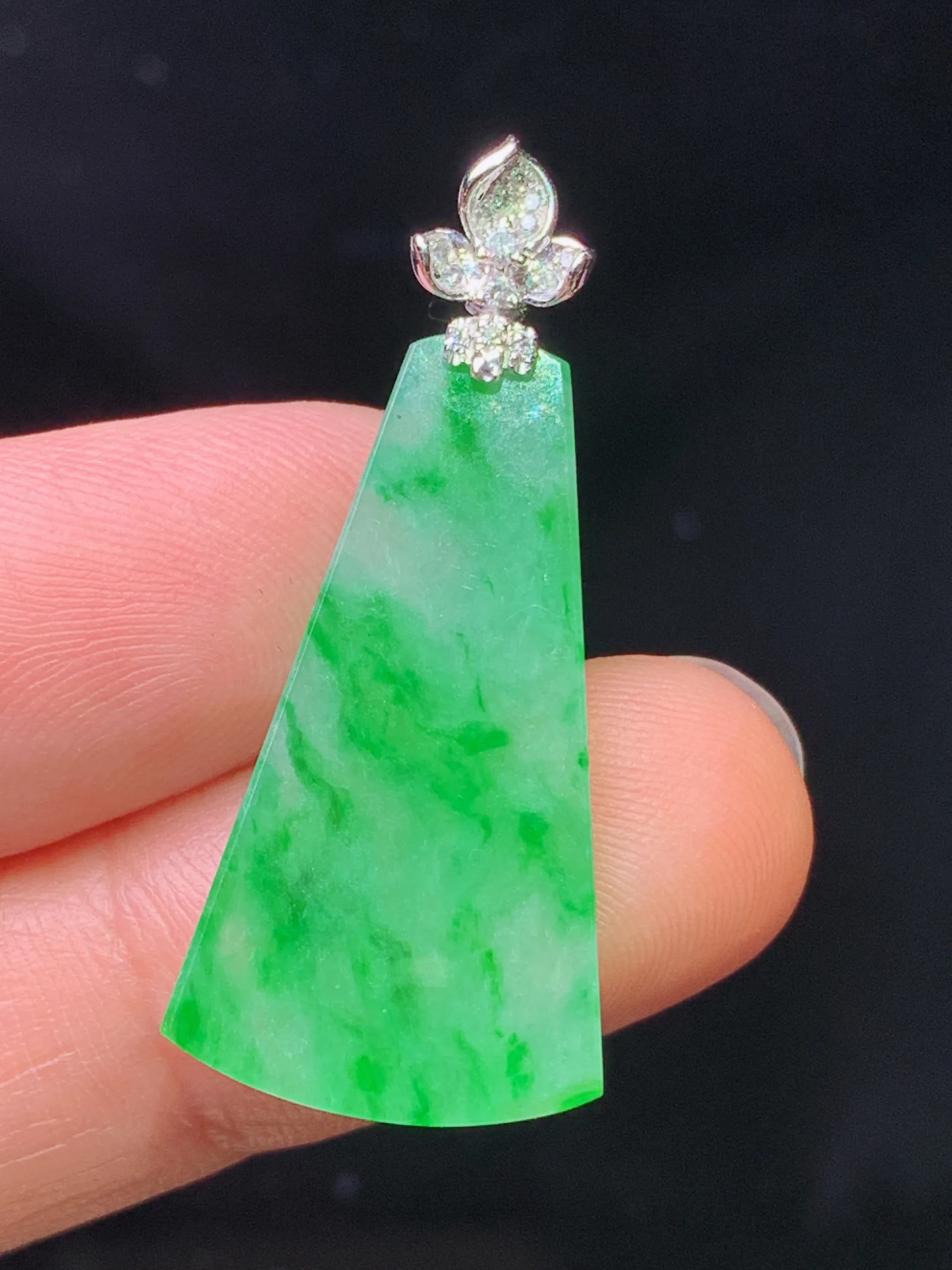 18k金钻镶嵌翠绿无事牌吊坠 玉质细腻 水润亮眼 色泽艳丽 整体尺寸33.8*15*2.2