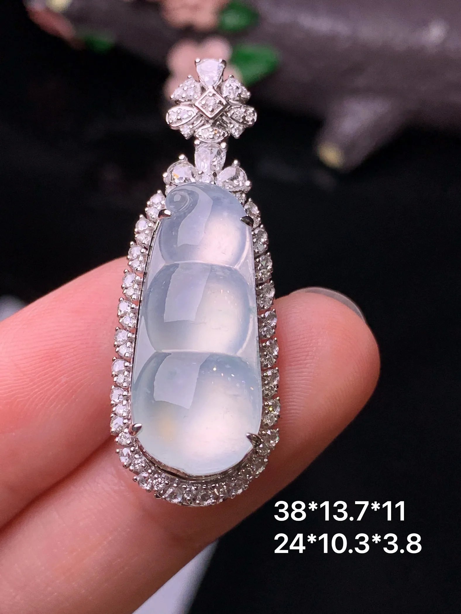 18k金钻镶嵌冰种四季豆吊坠 玉质细腻 水润亮眼 色泽艳丽 整体尺寸38*13.7*11