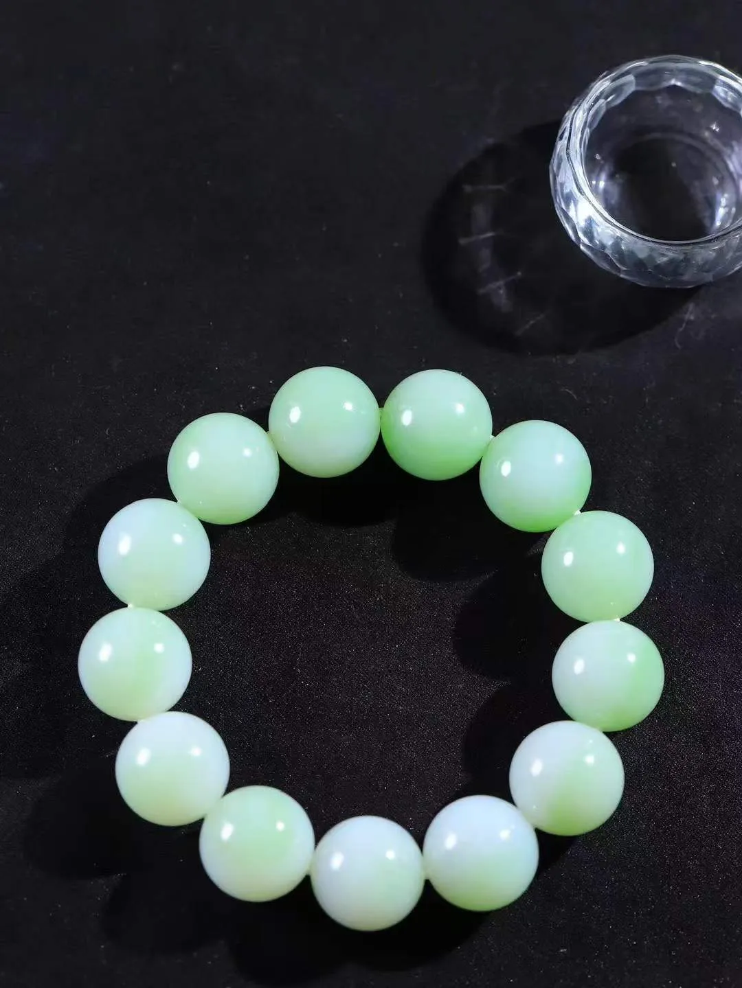 【珠圆玉润.手串】

典藏级臻品️和田玉翠青珠圆玉润手串 玉质温润细腻  整串打磨圆润，佩戴舒适。珠珠落玉盘，间关莺语花底滑，一生美好时光，无论身在何处，都有它相伴相守。事事顺遂，幸福美满，吉祥如意。重116克 尺寸取一18mm  FDA-22120233