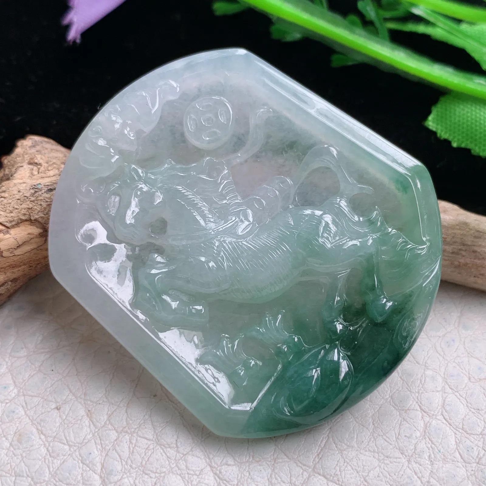 yn实拍46.5*40*5.2缅甸翡翠a货精雕飘蓝花飞马 马上有钱玉吊坠 玉挂件