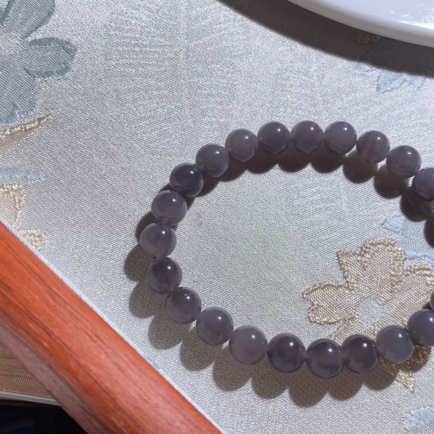 和田玉紫罗兰圆珠手串。单颗尺寸8！玉质细腻油润。手推出油。佩戴高端典雅。lt251209