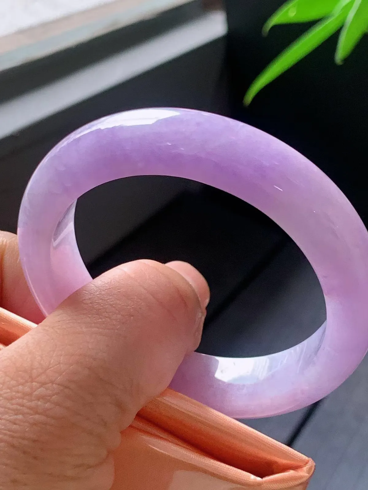 【翡翠名称】老坑种冰紫罗兰52正圈口手镯
【翡翠尺寸】52/12.5/8.9mm适合51-53正圈口佩戴
【翡翠描述】宝贝种老水足，玉质细腻，色泽靓丽，性价比高，佩戴效果好！
【其它赠送】权威证书/精美挂绳盒子/支持全国复检