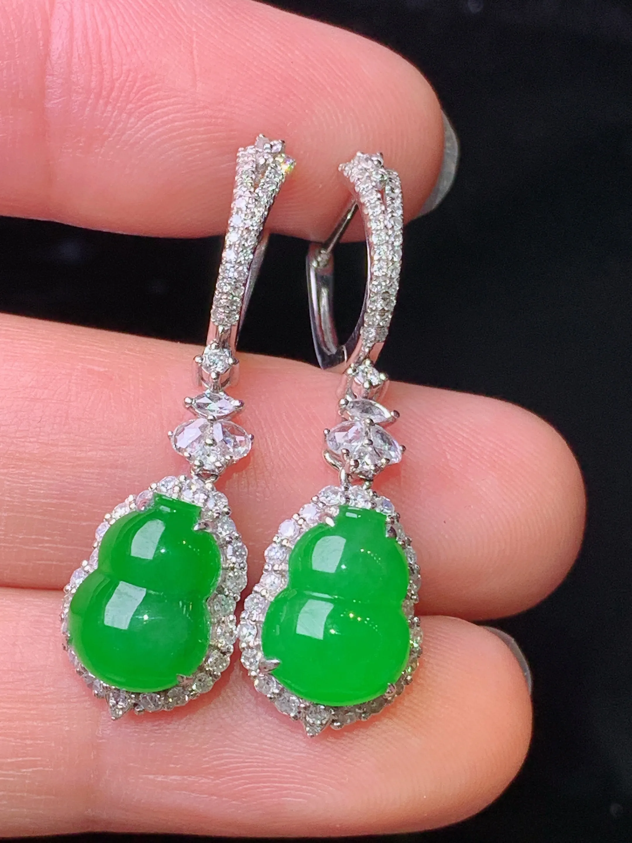 18k金钻镶嵌满绿葫芦耳坠 玉质细腻 水润亮眼 色泽艳丽 整体尺寸30.8*10*9