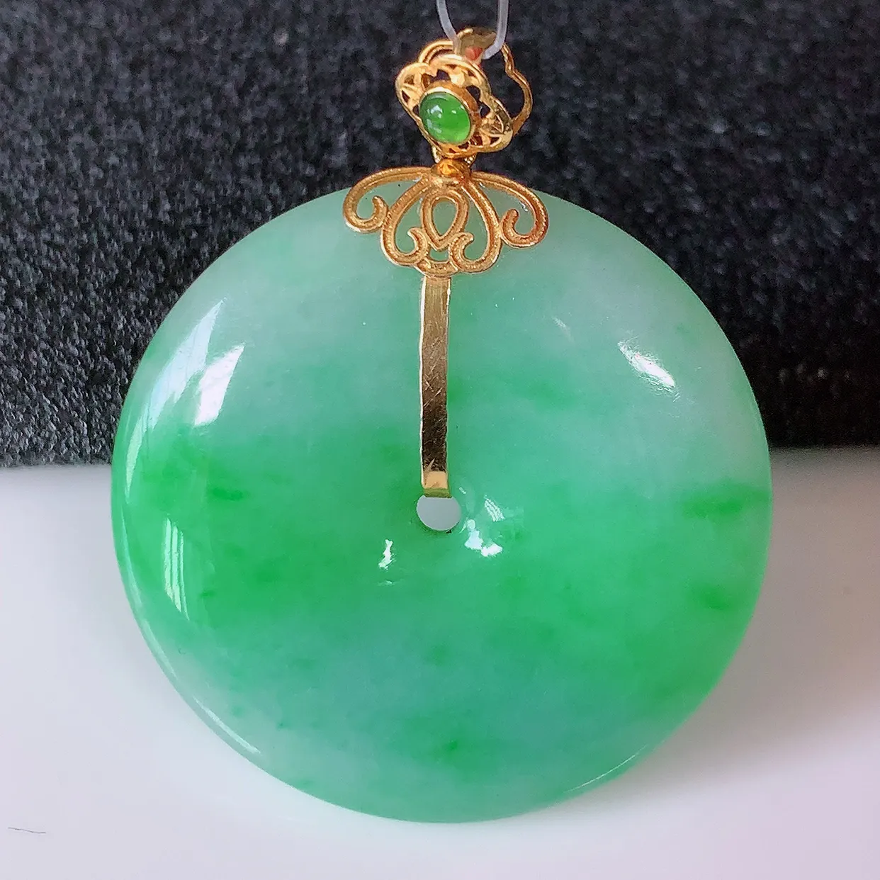 18K金镶嵌飘绿翡翠平安扣吊坠，水润光泽，寓意平平安安，佩戴时尚漂亮！#49.9整体33*27.5*